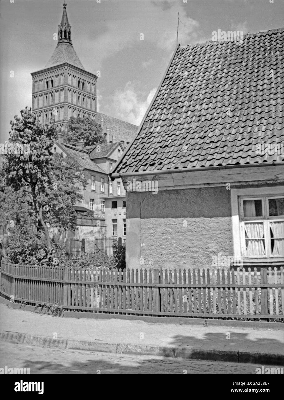 Blick auf die katholische Kirche in Allenstein, Ostpreußen, 1930er Jahre. View to the Catholic church of Allenstein, East Prussia, 1930s. Stock Photo