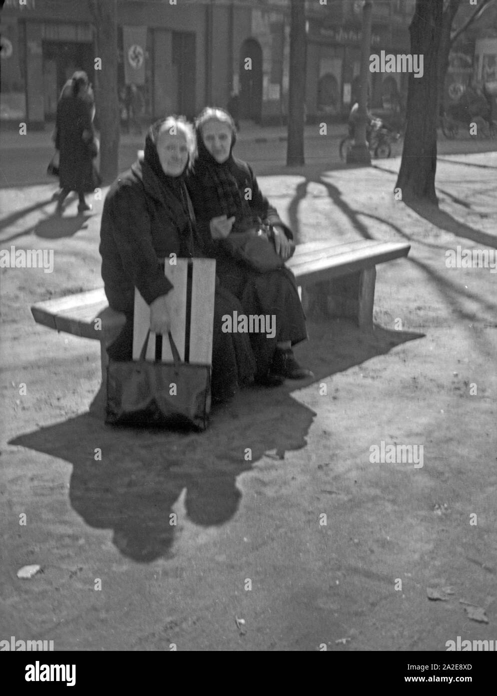Zwei alte Damen bei einer Ruhepause auf dem Paradeplatz in Königsberg, Ostpreußen 1930er Jahre. Two elder ladies having a break on Paradeplatz square at Koenigsberg, East Prussia, 1930s. Stock Photo