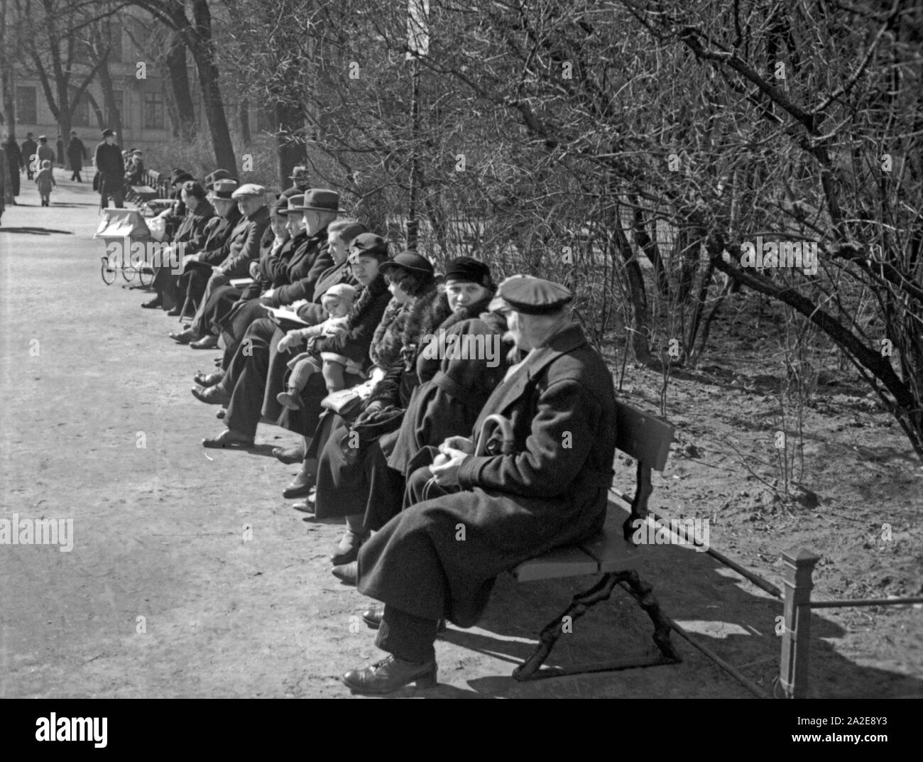 Menschen nehmen sich die Zeit für ein Sonnenbad am Paradeplatz in Königsberg, Ostpreußen 1930er Jahre. People taking the time for a sunbath on Paradeplatz square at Koenigsberg, East Prussia 1930s. Stock Photo