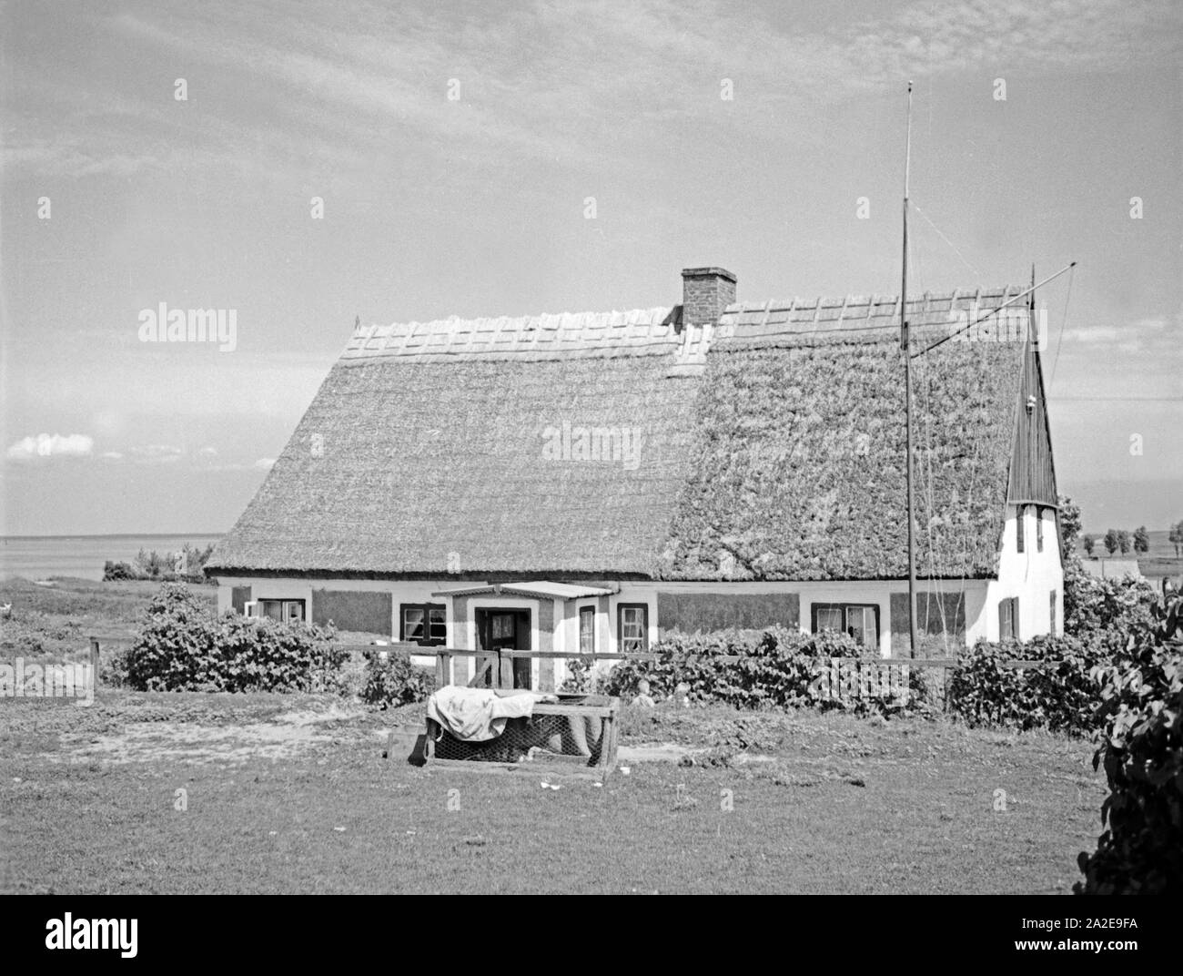 Ein Fischerhaus in der Ortschaf Kahlholz im Frischen Haff in Ostpreußen, 1930er Jahre. Fisherman's house in the village Kahlholz near Vistula Lagoon, East Prussia, 1930s. Stock Photo