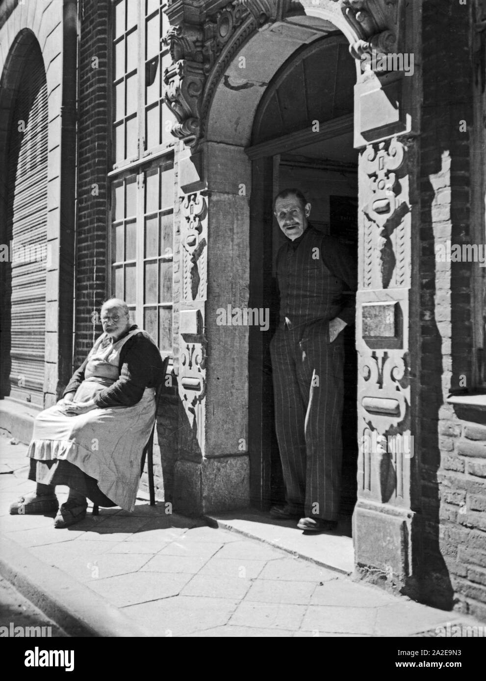 Danzig, ein alter Hauseingang mit den Hausbewohnern, 1930er Jahre. Gdansk, old house entrance with inhabitants, 1930s. Stock Photo