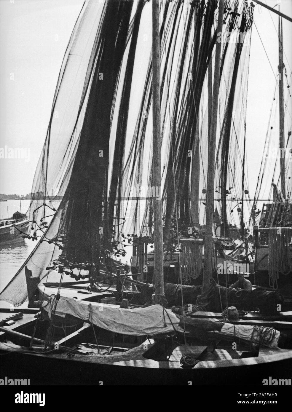 Fischkutter warten im Hafen auf die nächste Ausfahrt, Ostpreußen, 1930er Jahre. Fish trawlers waiting at the harbor for the next draught of fish, East Prussia, 1930s. Stock Photo