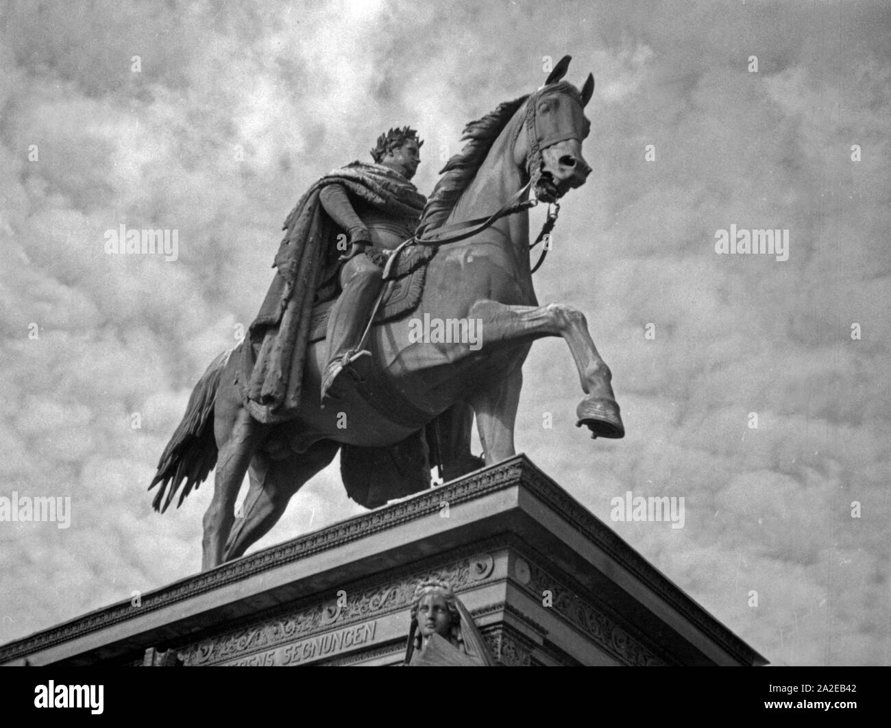 Denkmal  Friedrich I. auf dem Kaiser Wilhelm Platz in Königsberg, Ostpreußen, 1930er Jahre. Monument of Frederick I at Kaiser Wilhelm Platz square in Koenigsberg, East Prussia, 1930s. Stock Photo