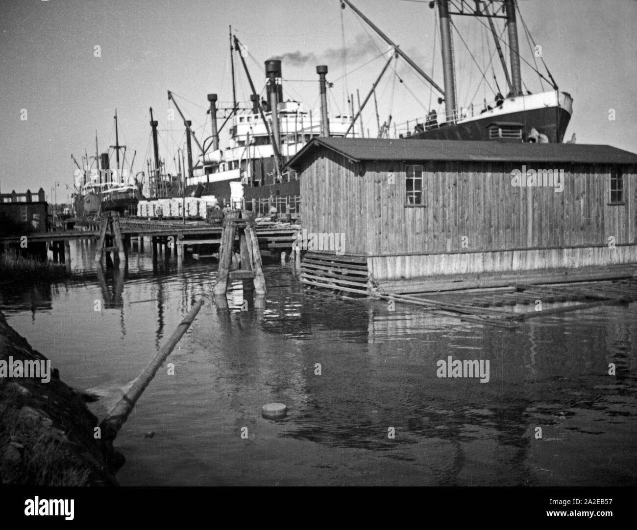 Hafenanlagen bei Cosse, Königsberg, Ostrpreußen, 1930er Jahre. Harbor facilities of Cosse, Koenigsberg, East Prussia, 1930s. Stock Photo