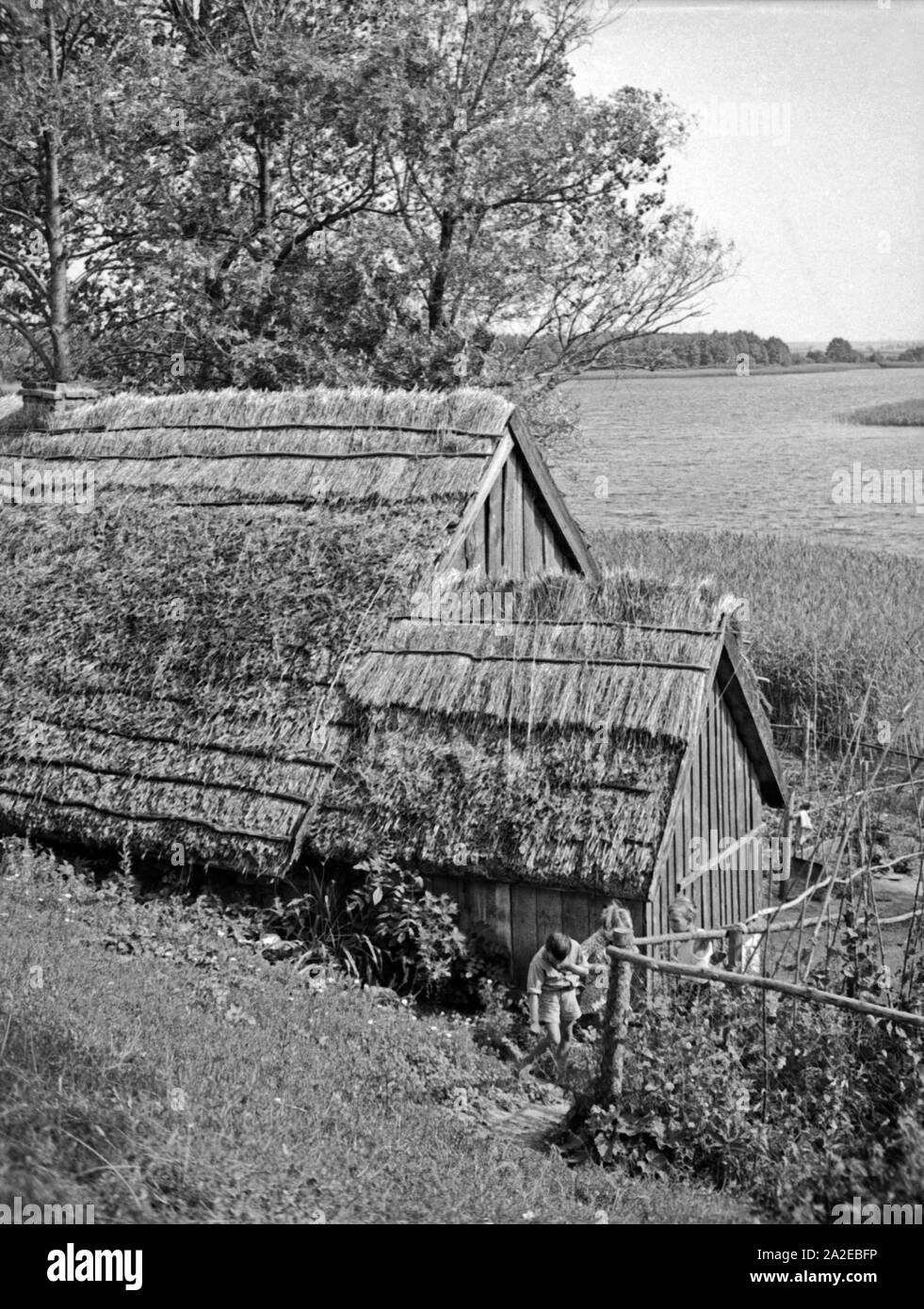Fischerhaus in Salpia am Krötensee in Masuren, Ostpreußen, 1930er Jahre. Fisherman's cottage at Salpia, shore of Kroetensee lake in Masuria, East Prussia, 1930s. Stock Photo