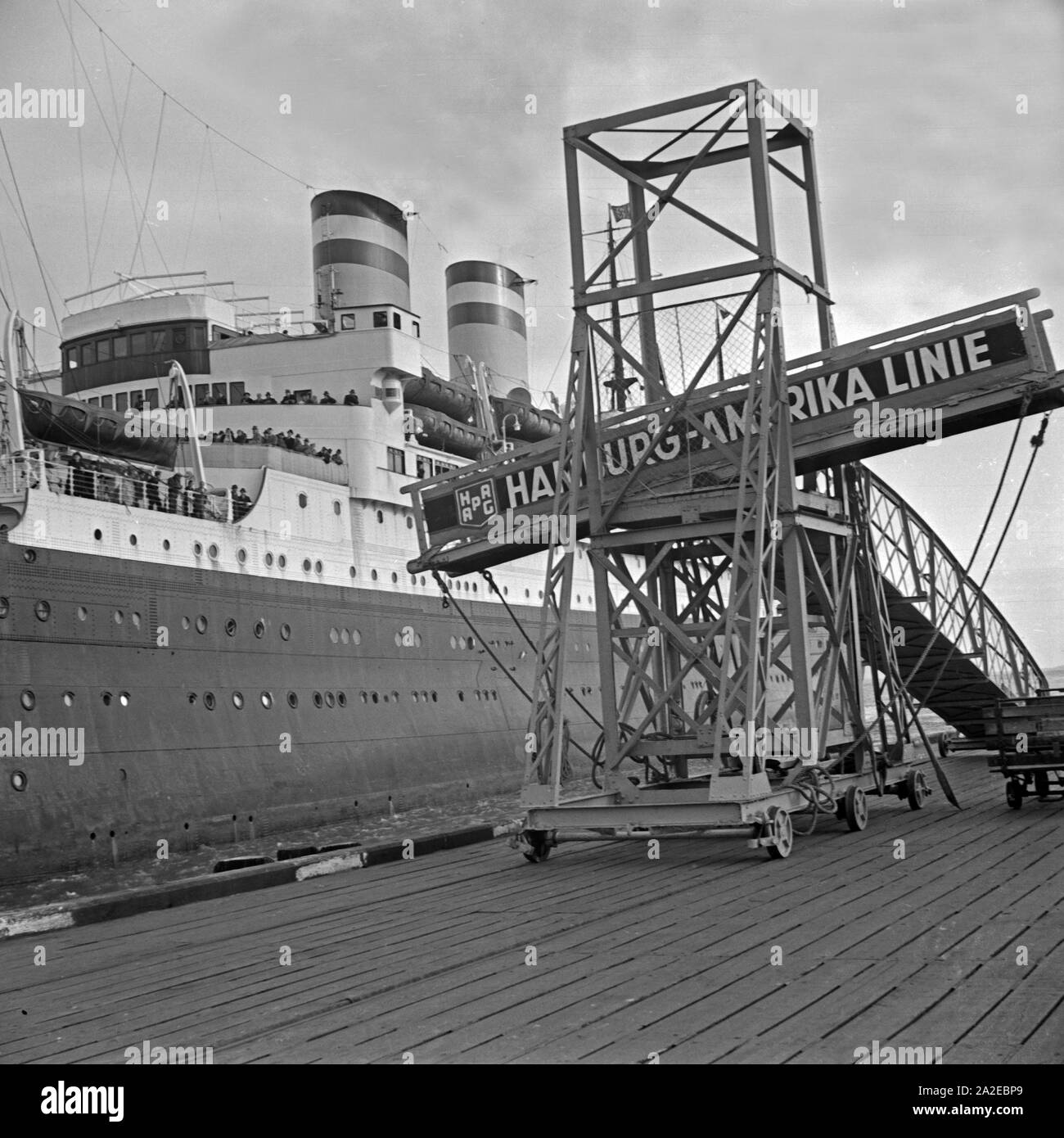 Das 1925 gebaute deutsche Passagierschiff 'Deutschland' legt in Cuxhaven an, Deutschland 1930er Jahre. German passenger ship 'Deutschland' at Cuxhaven, Germany 1930s. Stock Photo