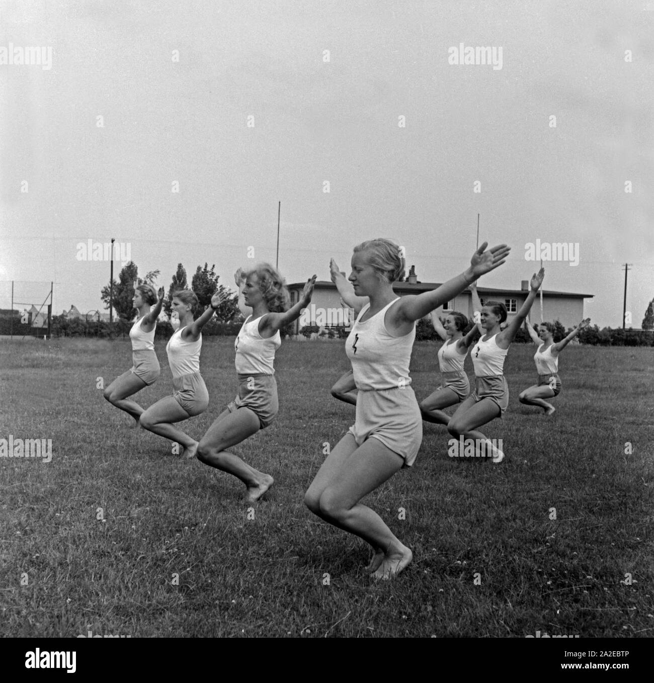 Frauen bei der Gymnastik in der Logau Musterschule für Frauenturnen in