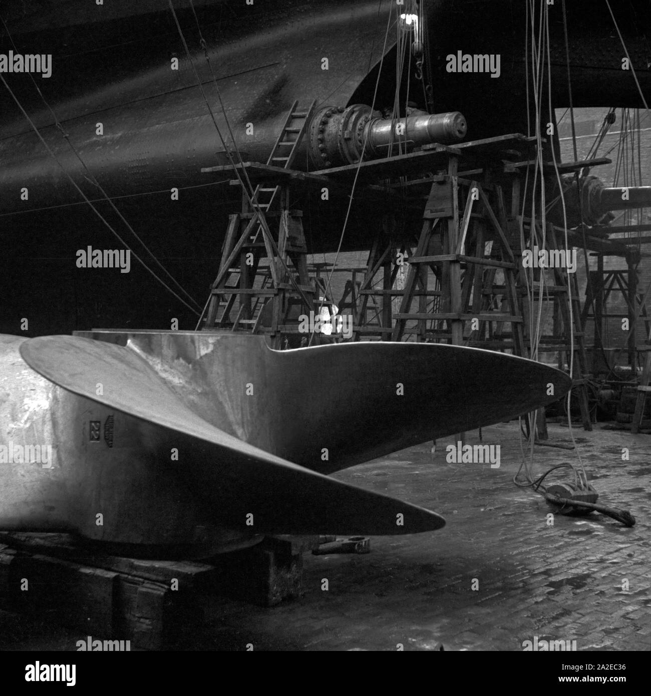 Das 1928 gebaute deutsche Passagierschiff 'Europa' im Dock in Bremerhaven, Deutschland 1930er Jahre. German passenger ship 'Europa' at the dockyard of Bremerhaven, Germany 1930s. Stock Photo