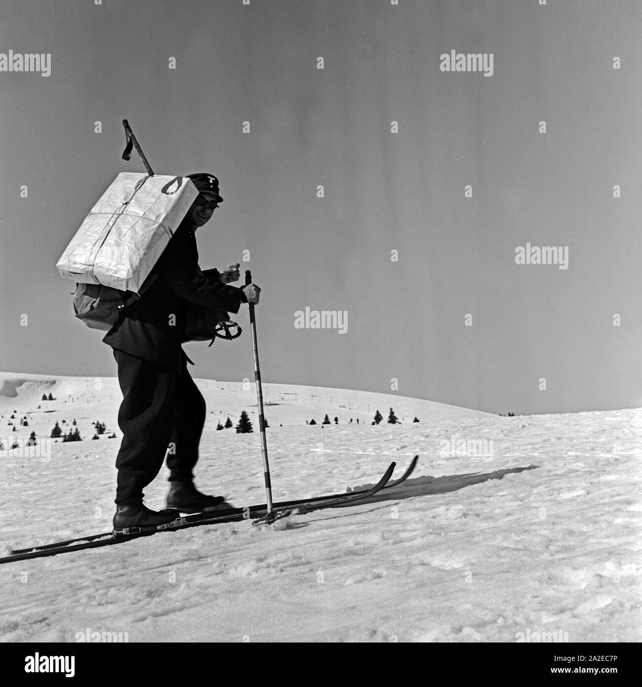 Im tief verschneiten Feldberggebiet kommt der Briefträger auf Skiern, Deutschland 1930er Jahre. In the deeply snowed in Feldberg area even the postman uses ski, Germany 1930s. Stock Photo