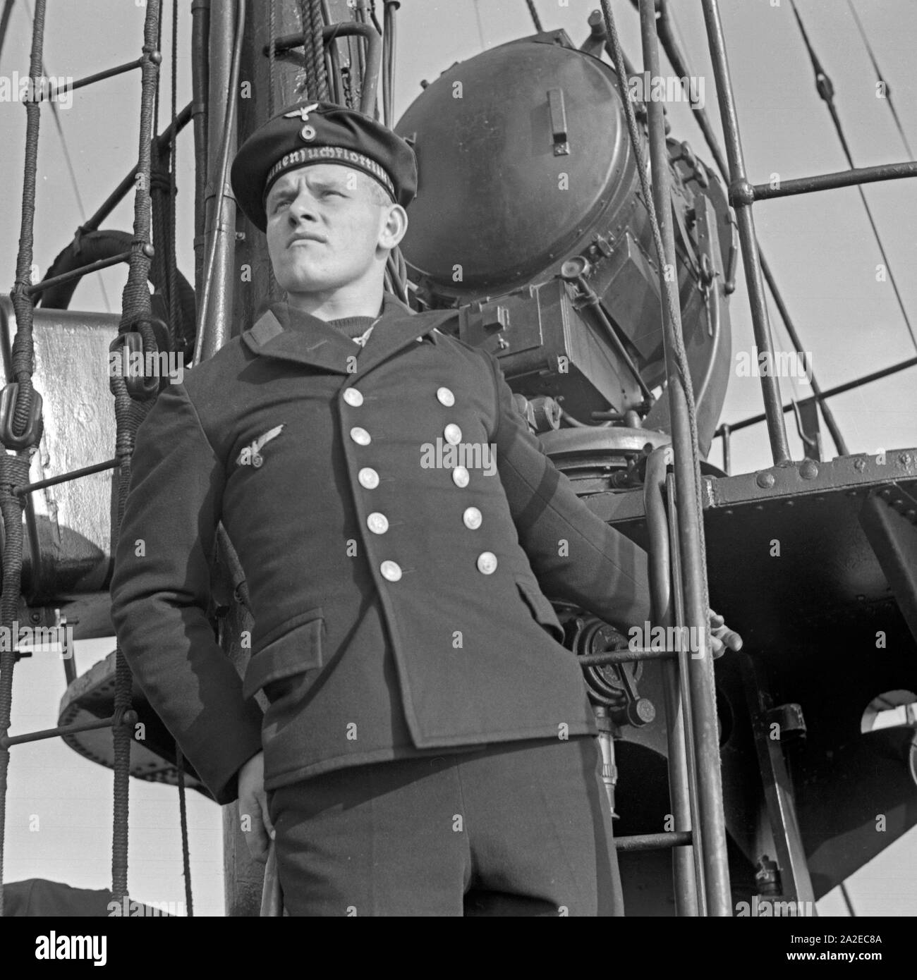 Marinerekrut der 2. Minensuchflottille im Ausguck, Deutschland 1930er Jahre. Navy recruit of the 2nd minesweeper flotilla exercising at the lookout, Germany 1930s. Stock Photo