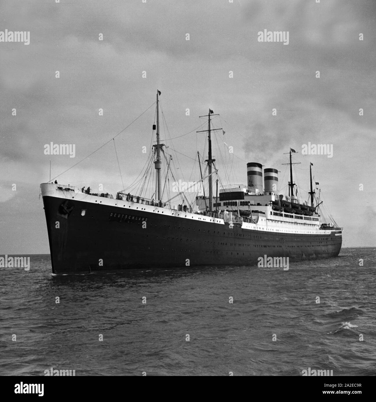Das 1925 gebaute deutsche Passagierschiff 'Deutschland' vor Cuxhaven, Deutschland 1930er Jahre. German passenger ship 'Europa' near Cuxhaven, Germany 1930s. Stock Photo