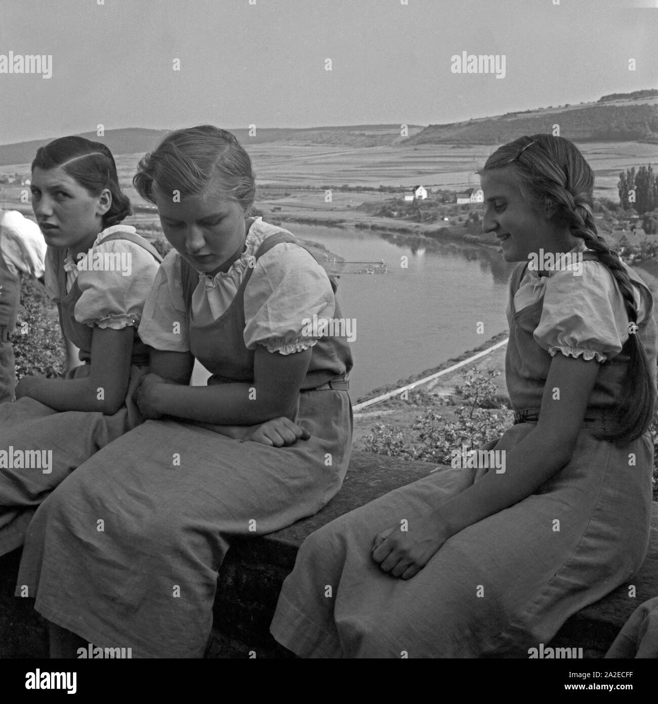 BdM Mädel bei einer Pause im Landjahr Lager Polle an der Weser, Deutschland 1930er Jahre. BdM girls having a break at the camp at Polle, Germany 1930s. Stock Photo