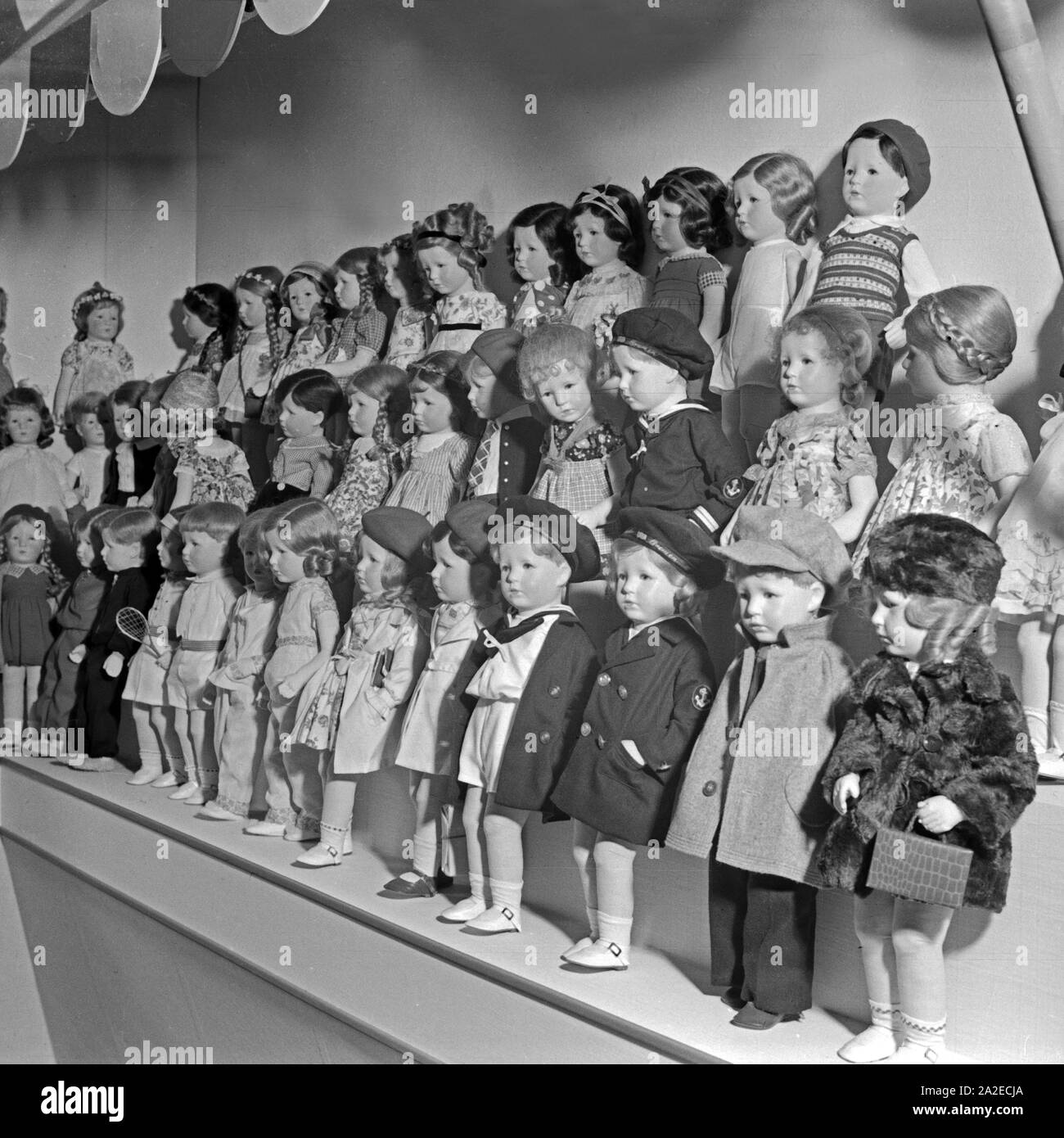 Eine Auswahl der berühmten Käthe Kruse Puppen aus Bad Kösen, Deutschland 1930er Jahre. A selection of the famous Kaethe Kruse dolls from Bad Koesen, Germany 1930s. Stock Photo