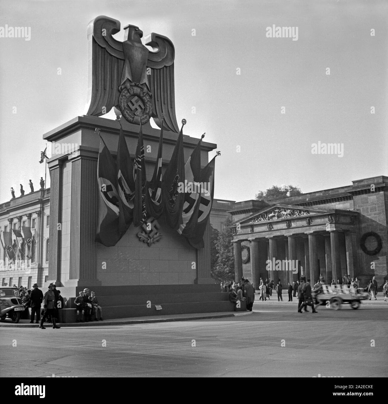 Reichsadler mit Hoheitszeichen als Denkmal auf einem Platz in Berlin (?), Deutschland 1930er Jahre. Eagle with swastika as a monument on a square at Berlin (?), Germany 1930s. Stock Photo