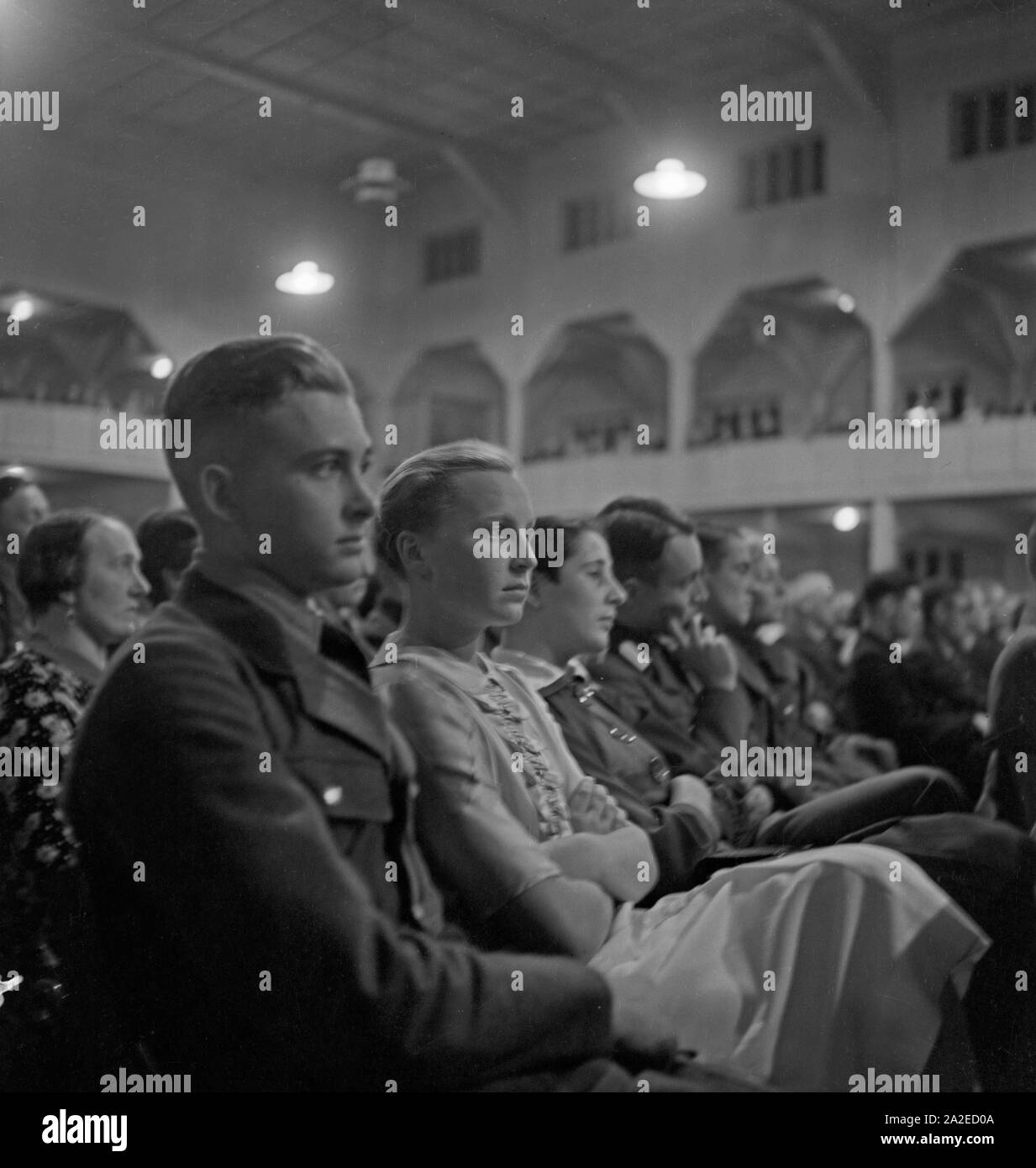 Volles Haus bei einem Konzert des Reichs Symphonieorchesters unter der Leitung von Franz Adam in Holzminden, Deutschland 1930er Jahre. Neary sold out concert hall at a performance of the Reichs Symphonic Orchestra at Holzminden, Germany 1930s. Stock Photo