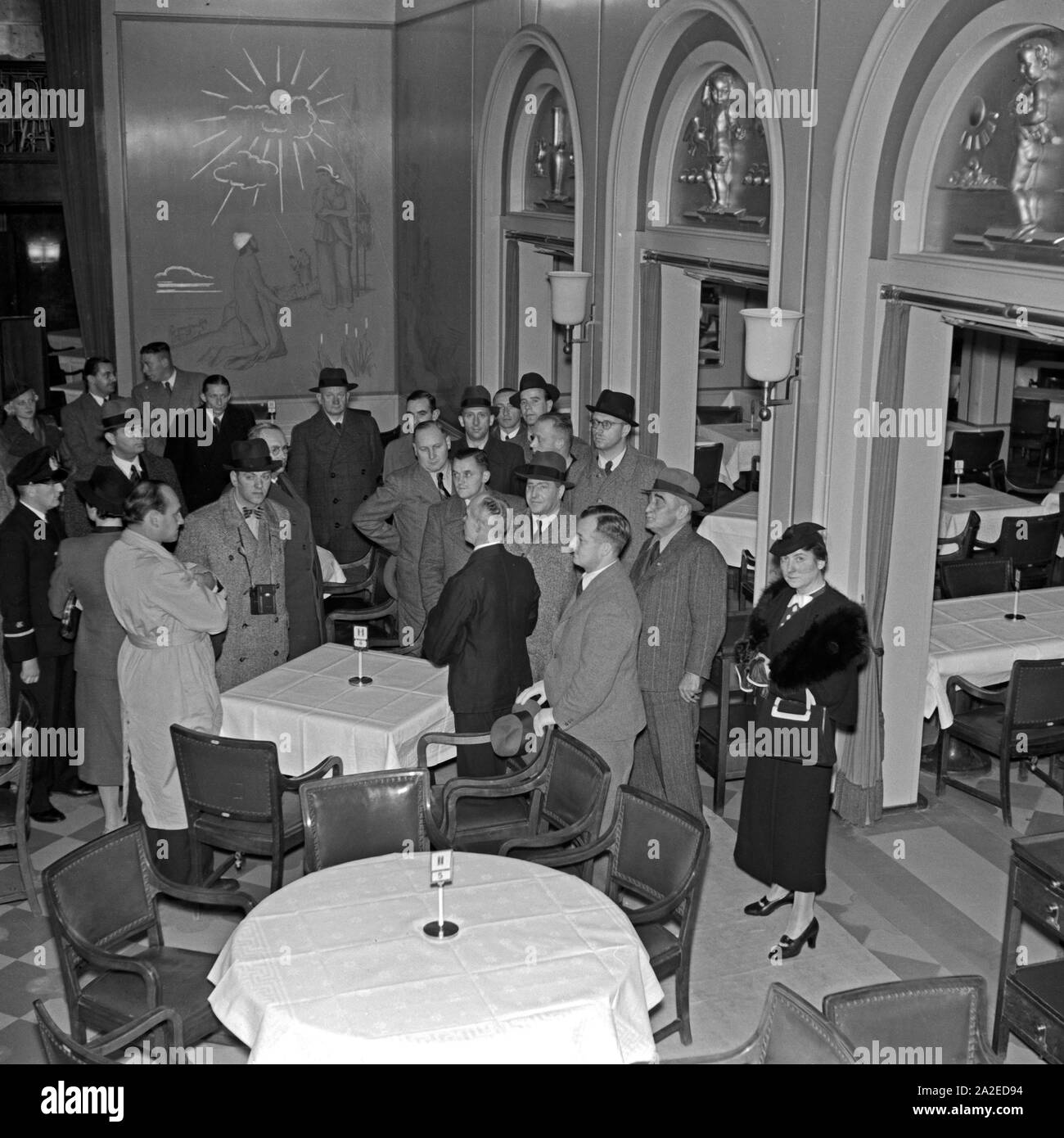 Empfang für die Außendienstmitarbeiter der Ford Werke Köln im Hillmanns Hotel in Bremen, vor der Abfahrt nach Amerika, Deutschland 1930er Jahre. Meet and greet of the salesmen from German Ford factory at Hillmanns Hotel, Bremen, Germany 1930s. Stock Photo