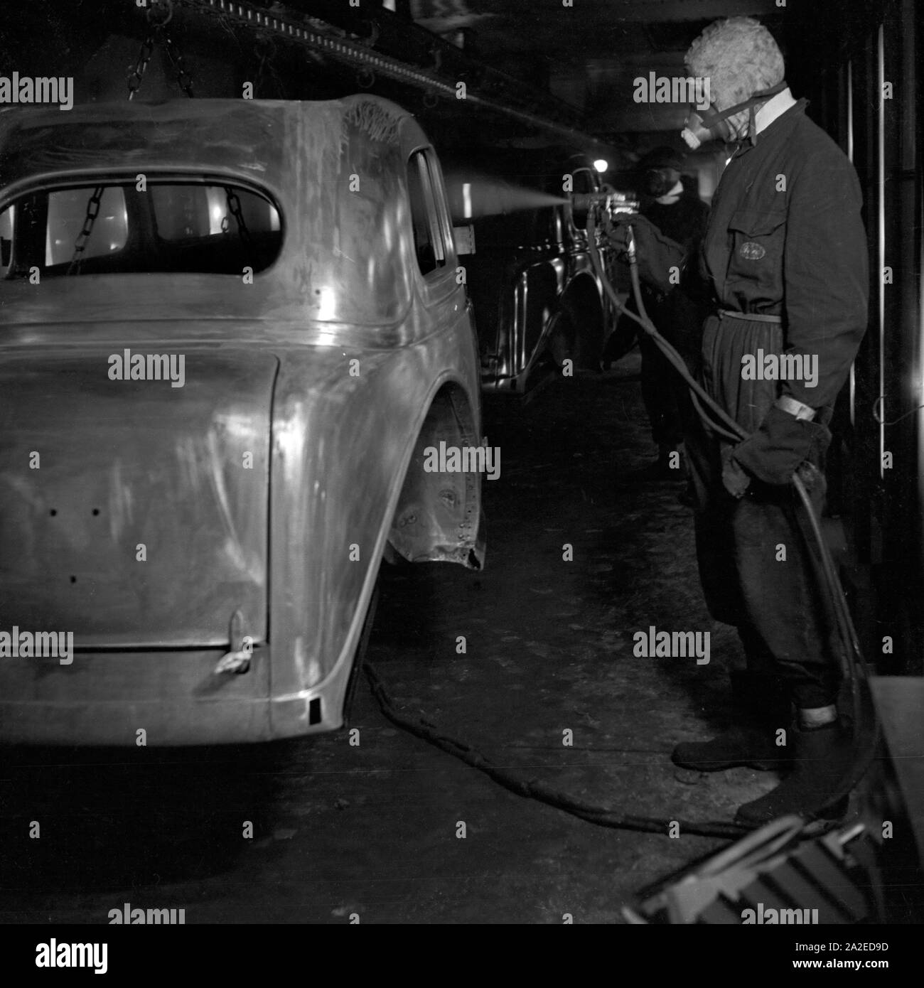 Eine Karosserie bekommt die Grundlackierung in den Ford Werken in Köln Niehl, Deutschland 1930er Jahre. A chassis gets its base coat at the Ford factore at Cologne, Germany 1930s. Stock Photo