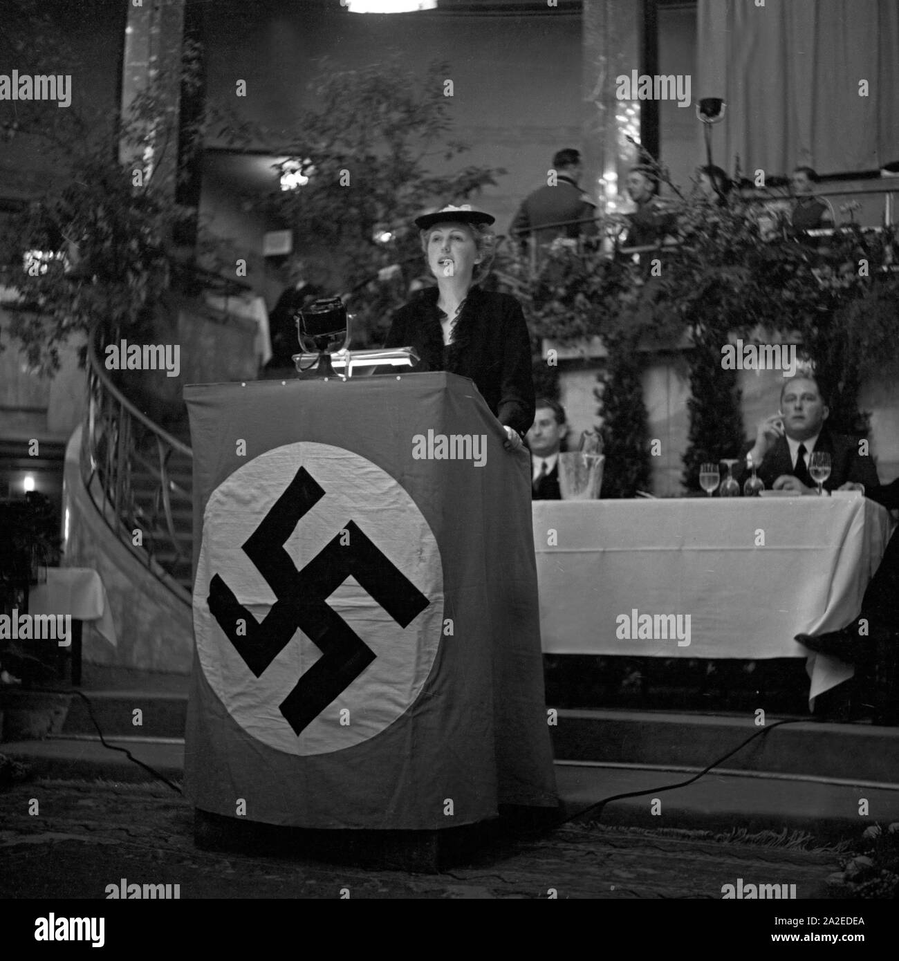 Eine Funktionärin hält eine Rede im Rahmen der ADEFA Modenschau, Deutschland 1930er Jahre. A female official delivering a speech at the ADEFA fashion show, Germany 1930s. Stock Photo