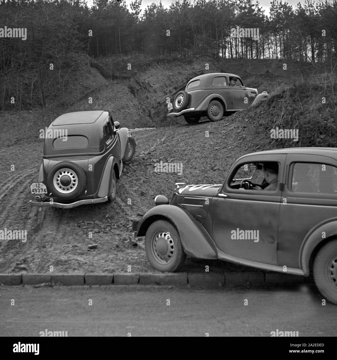 Die Anforderungen an Mensch und Maschine steigen bei der Geländefahrt mit dem Ford Eifel, Deutschland 1930er Jahre. Offroad with Ford model Eifel, Germany 1930s. Stock Photo