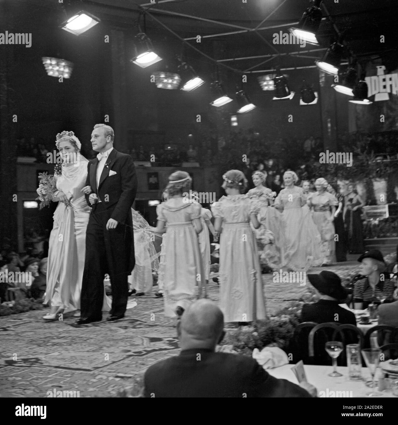 Auch Brautmoden werden auf der ADEFA Modenschau präsentiert, Deutschland 1930er Jahre. Bridal wear is also presented at the ADEFA fashion show, Germany 1930s. Stock Photo