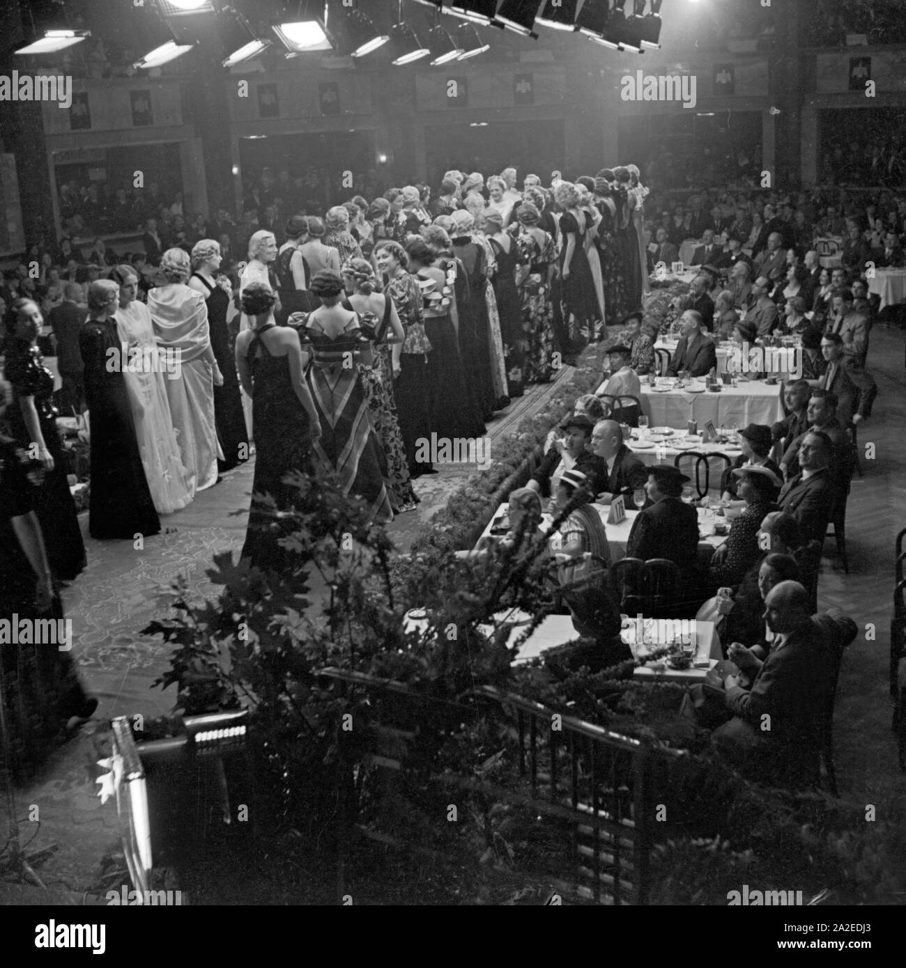 1930s fashion suit hi-res stock photography and images - Alamy