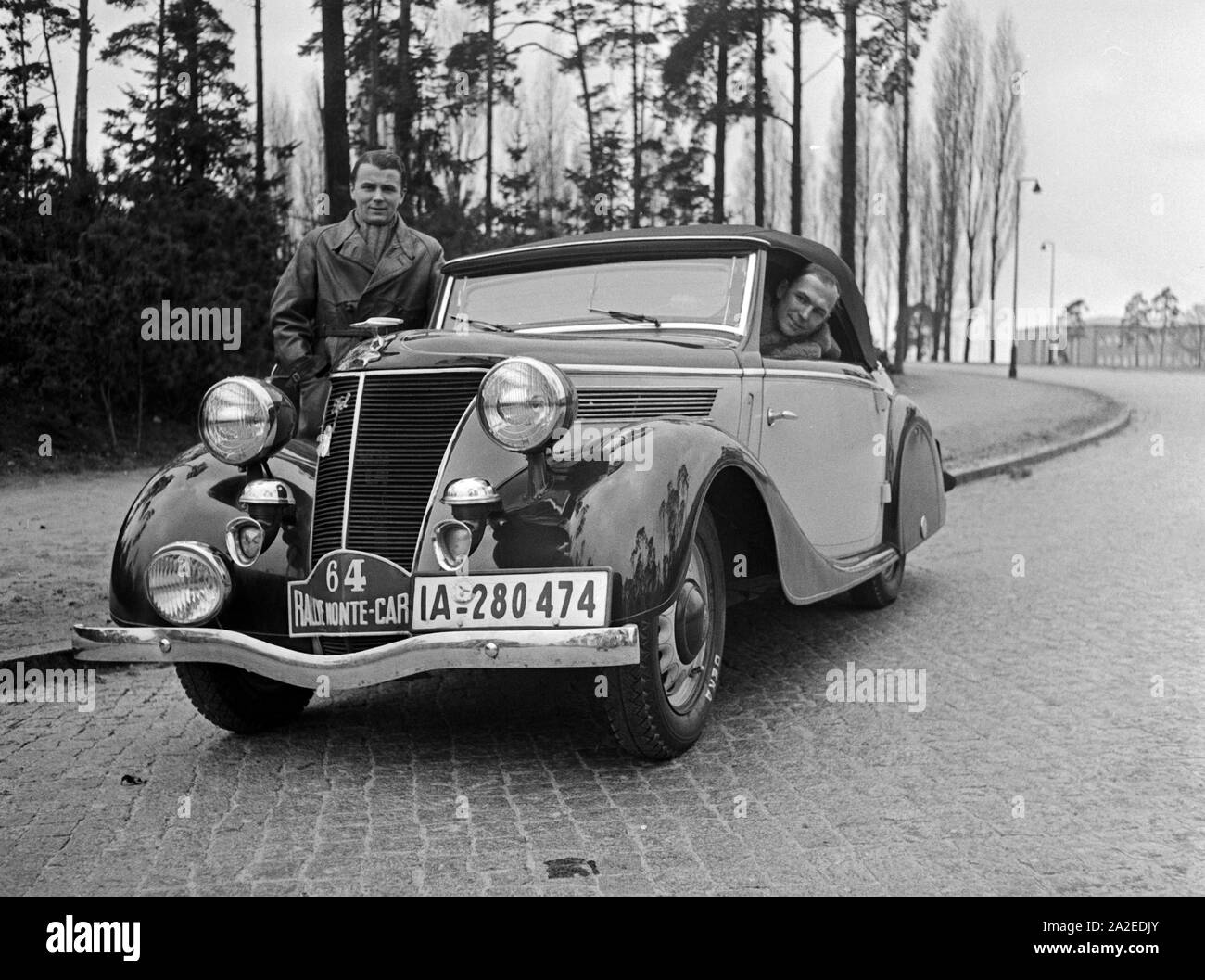 Das deutsche Team für die Rallye Monte Carlo mit seinem Ford, Deutschland 1930er Jahre. German team for the rallye Monte Carlo with its Ford convertible, Germany 1930s. Stock Photo