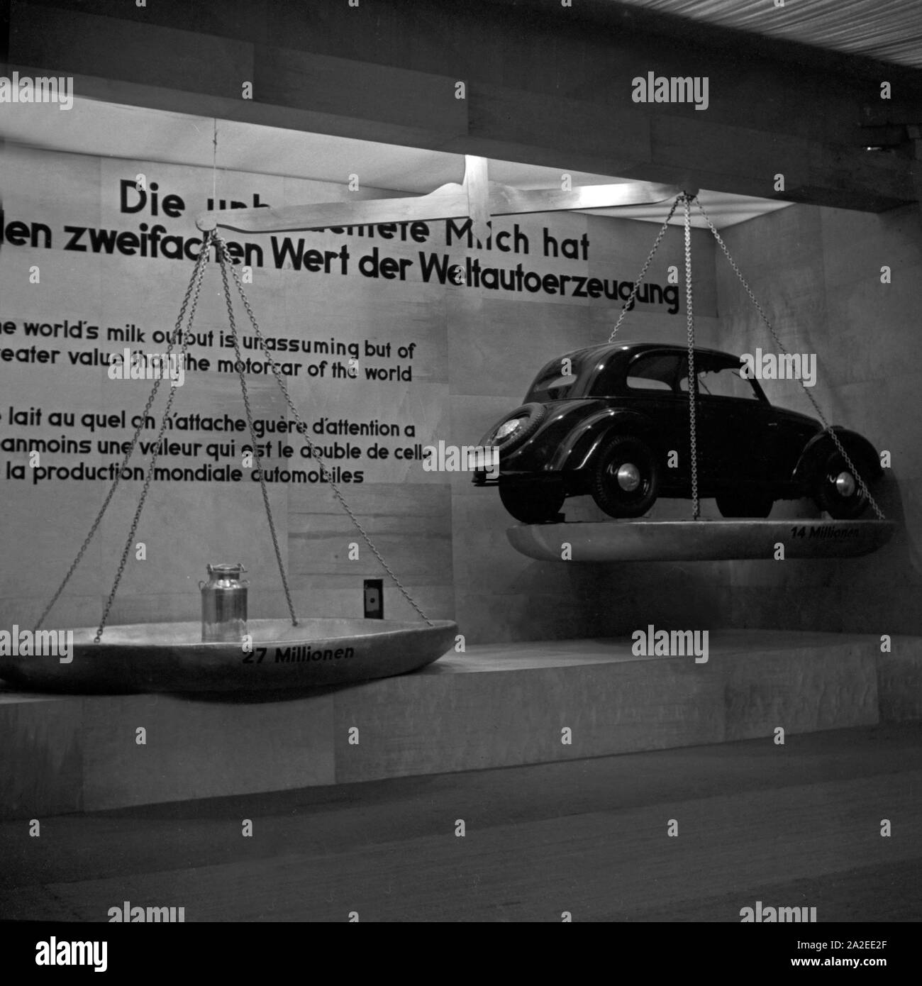 Vergleich des Werts der Milcherzeugung mit der Autoindustrie auf der Internationalen Milchwirtschaftlichen Ausstellung in Berlin 1937, Deutschland 1930er Jahre. Comparison between dairy productions and car industries' value at the international dairying exhibition in Berlin 1937, Germany 1930s. Stock Photo