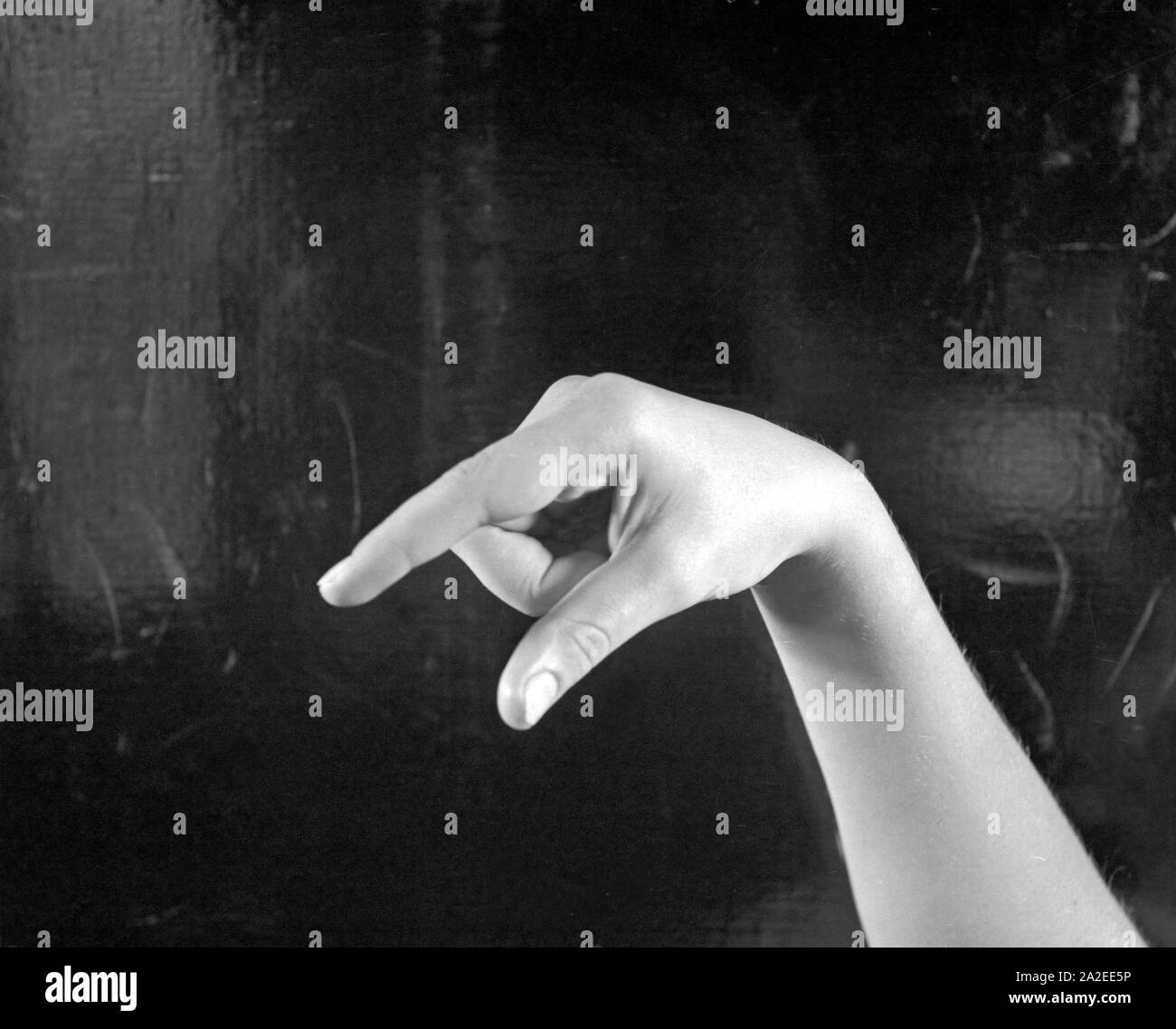 Der Buchstabe Q in der Fingersprache. Letter Q in finger alphabet. Stock Photo