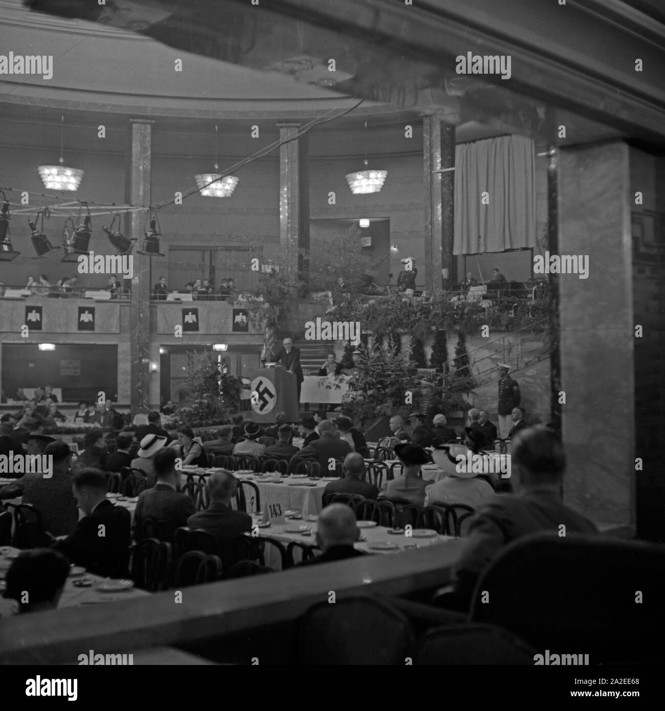 Ein Funktionär hält eine Rede anläßlich einer ADEFA Modenschau, Deutschland 1930er Jahre. An official delivering a speech at an ADEFA fashion show, Germany 1930s. Stock Photo