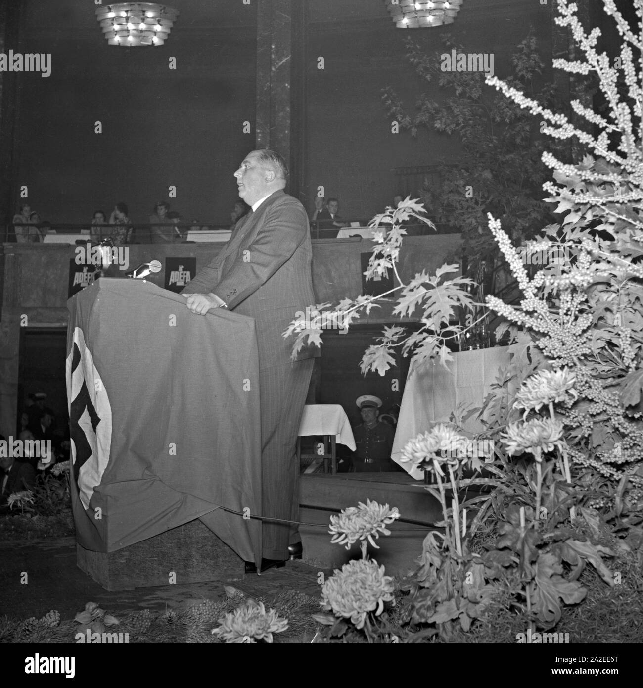Einer der Mitbegründer der ADEFA, wahrscheinlich Herbert Tengelmann, bei einer Rede anläßlich einer ADEFA Modenschau, Deutschland 1930er Jahre. One of the ADEFA founders, perhaps Herbert Tengelmann, delivering a speech at an ADEFA fashion show, Germany 1930s. Stock Photo