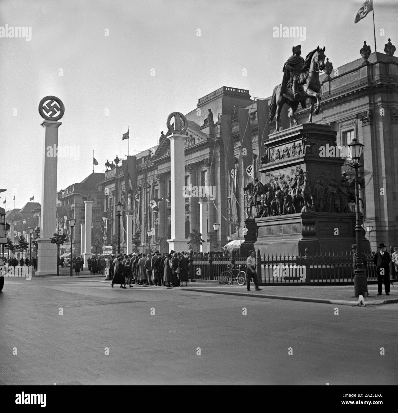 Unter den Linden in Berlin mit dem Denkmal Friedrich II., Deutschland 1930er Jahre. The Unter den Linden avenue at Berlin with Friedrich II monument, Germany 1930s. Stock Photo