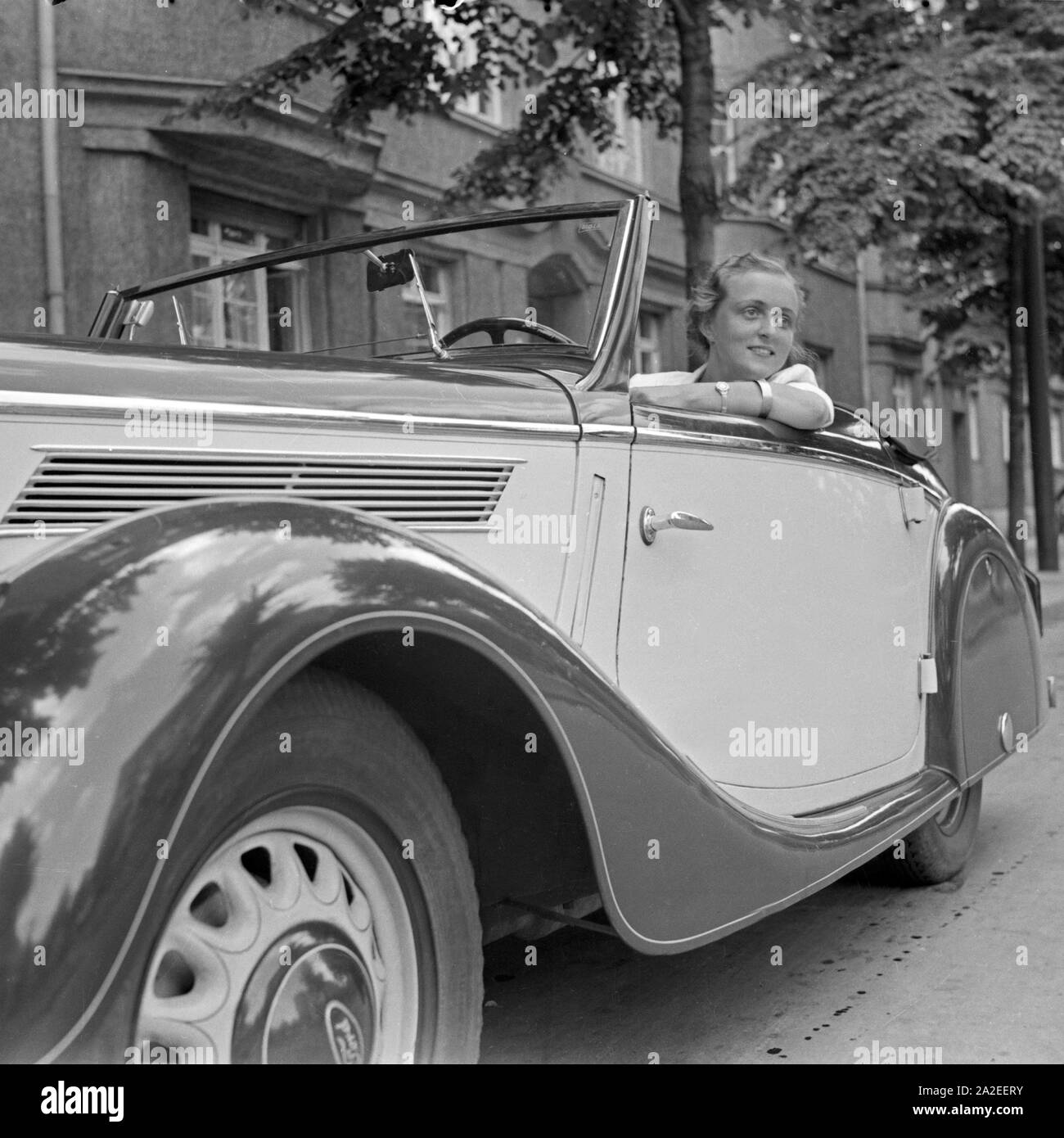 Werbefoto für den Personenkraftwagen Ford Eifel mit einer jungen Frau am Steuer, Deutschland 1935. Commercial photo for the passenger car Ford Eifel with a young woman, Germany 1935. Stock Photo