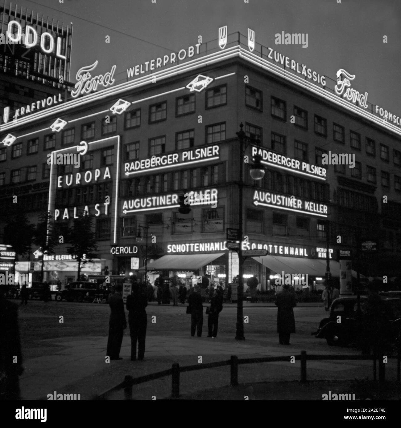 Der beleuchtete Europapalast in der Dämmerung in Berlin, Deutschland 1930er Jahre. The illuminated Europapalast building in Berlin, Germany 1930s. Stock Photo