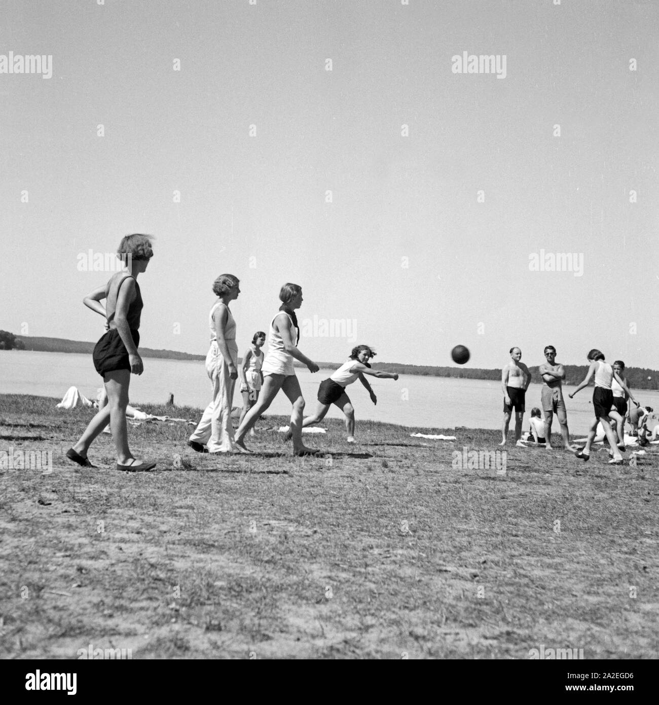 Mädchen spielen Völkerball im Freizeitlager der Deutschen Arbeitsfront in Altenhof am Werbellinsee in Brandenburg, 1930er Jahre. Girls playing dodge ball at the leisure camp of Deutsche Arbeitsfront in Altenhof, Brandenburg, 1930s. Stock Photo