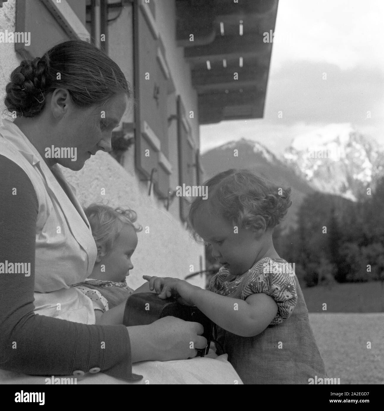 Eine Frau spielt mit kleinen Kindern beim Frauenarbeitsdienst in Kempten, Deutschland 1930er Jahre. A woman playing with toddlers at the female workforce at Kempten, Germany 193s. Stock Photo