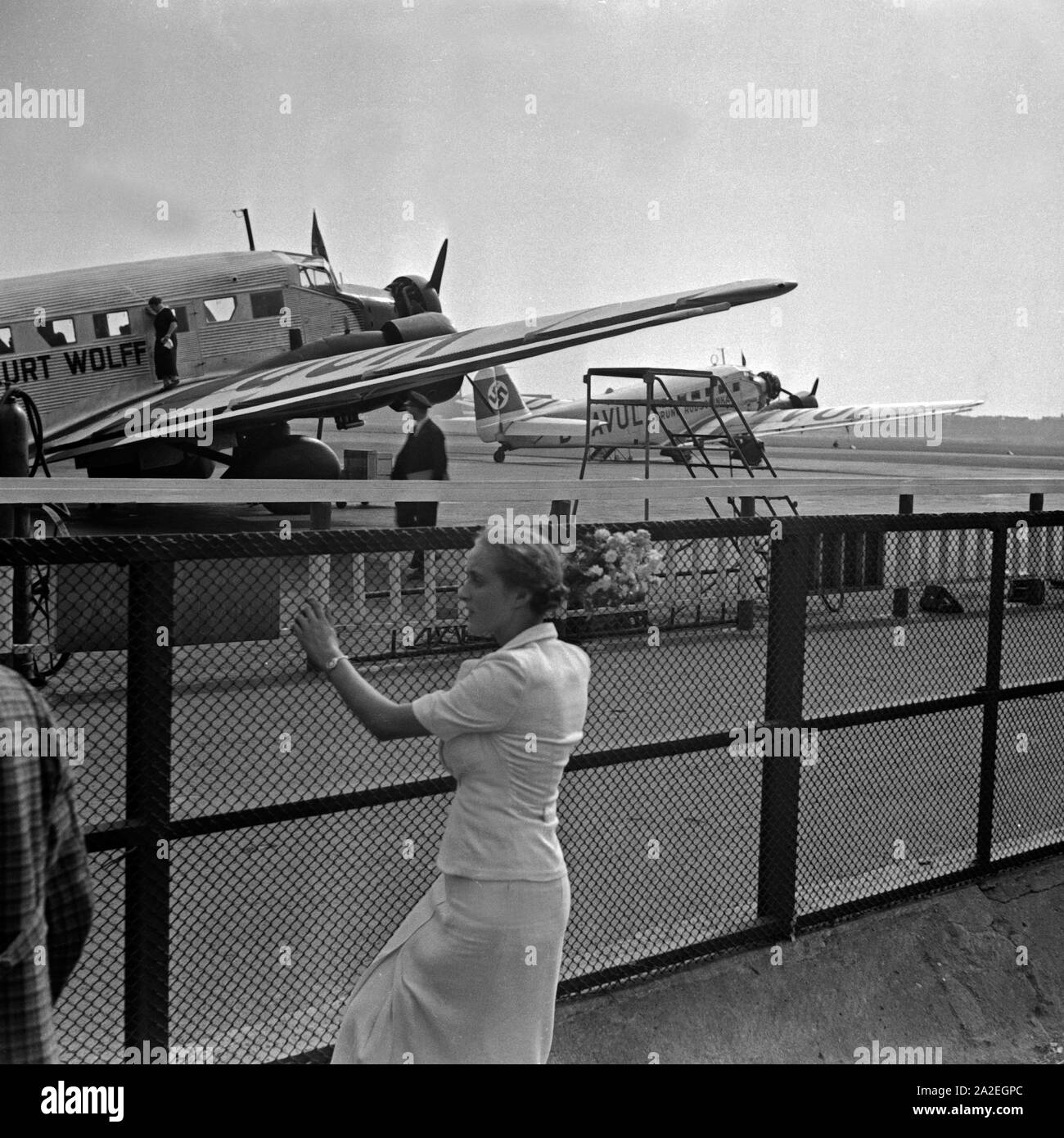 Eine Frau am Flughafen Tempelhof in Berlin, Deutschland 1930er Jahre. A woman at Berlin Tempelhof airport, Germany 1930s. Stock Photo