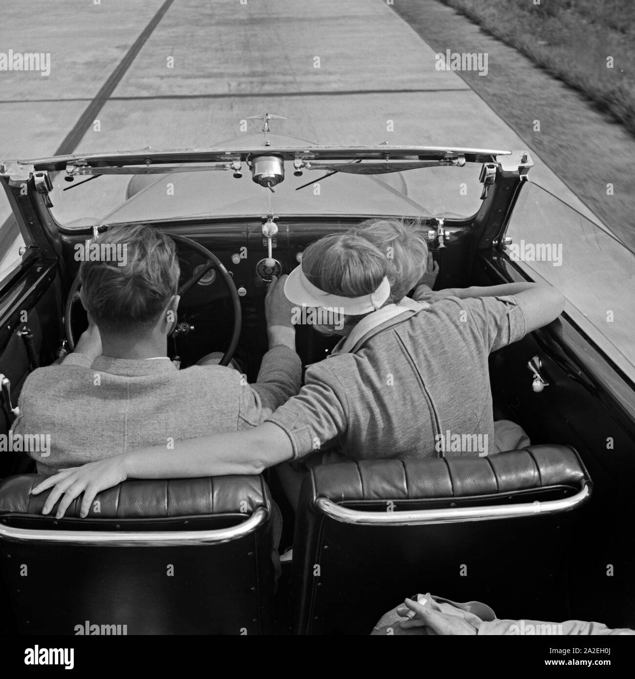 Das Telefunken Auto Super Autoradio im Armaturenbrett eines Cabrios, auf  der Autobahn um Berlin, Deutschland 1930er Jahre. The Telefunken Auto Super car  radio at a car dashboard, at the highway around Berlin,