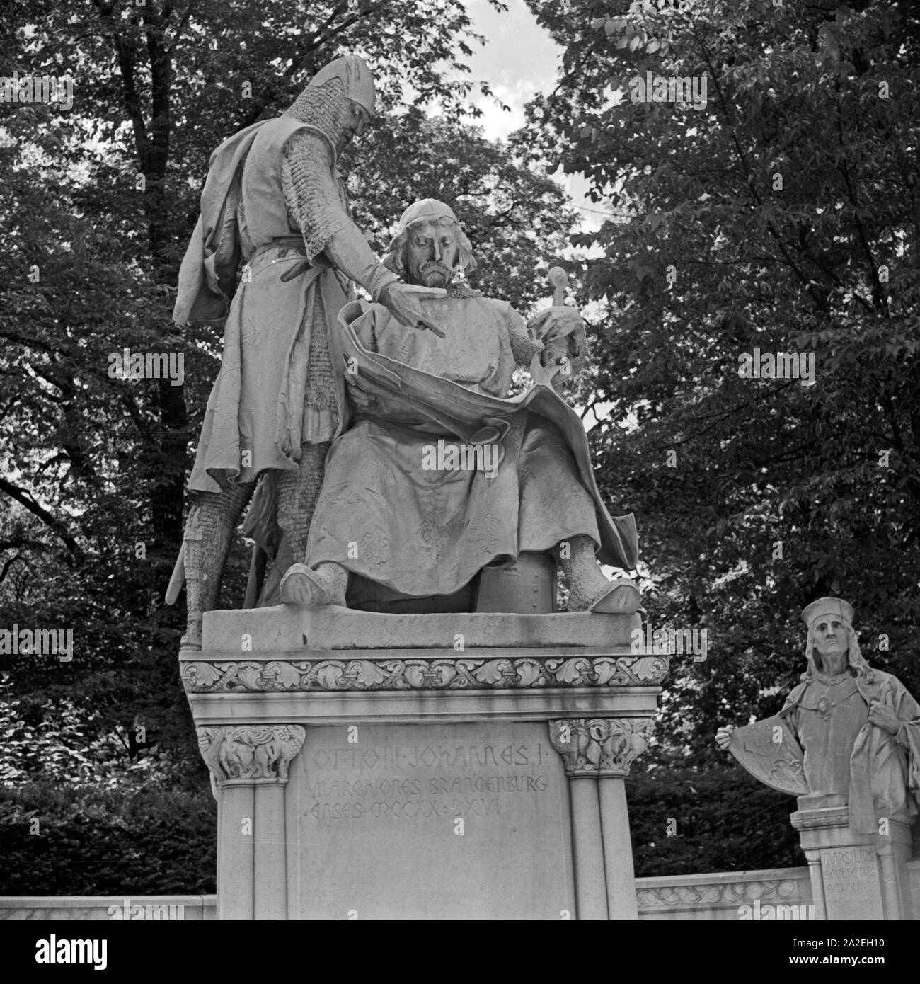 Die Siegesallee in Berlin, hier die Figuren Johann I. und Otto III., Deutschland 1930er Jahre. The Siegesallee in Berlin: statues of John I and Otto III, Germany 1930s. Stock Photo