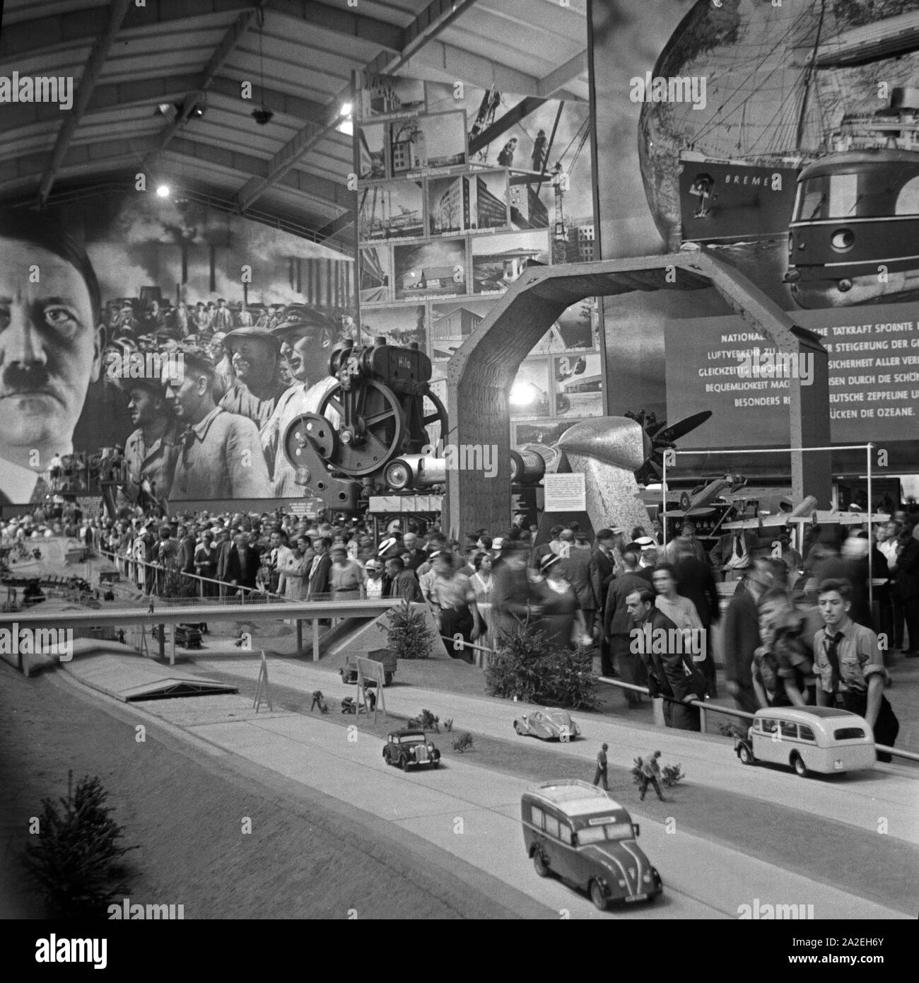 Ausstellung mit Leistungen und Plänen der nationalsozialistischen Regierung in Berlin, Deutschland, 1930er Jahre. Exhibition with efforts and plans of the national socialist government in Berlin, Germany 1930s. Stock Photo