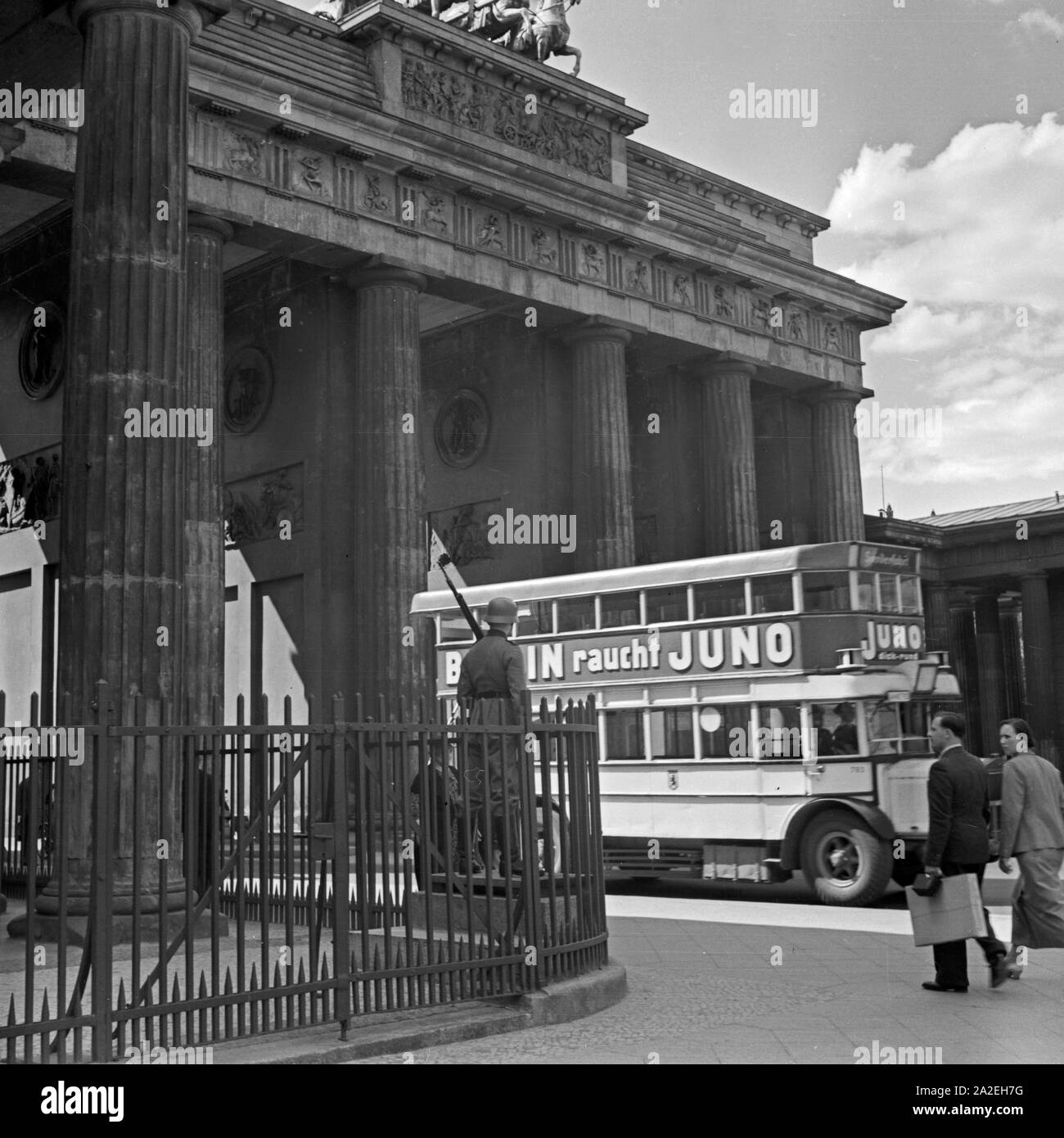 Ein Bus fährt durch das Brandenburger Tor in Berlin, Deutschland 1930er Jahre. A bus driving through Brandenburg gate in Berlin, Germany 1930s. Stock Photo