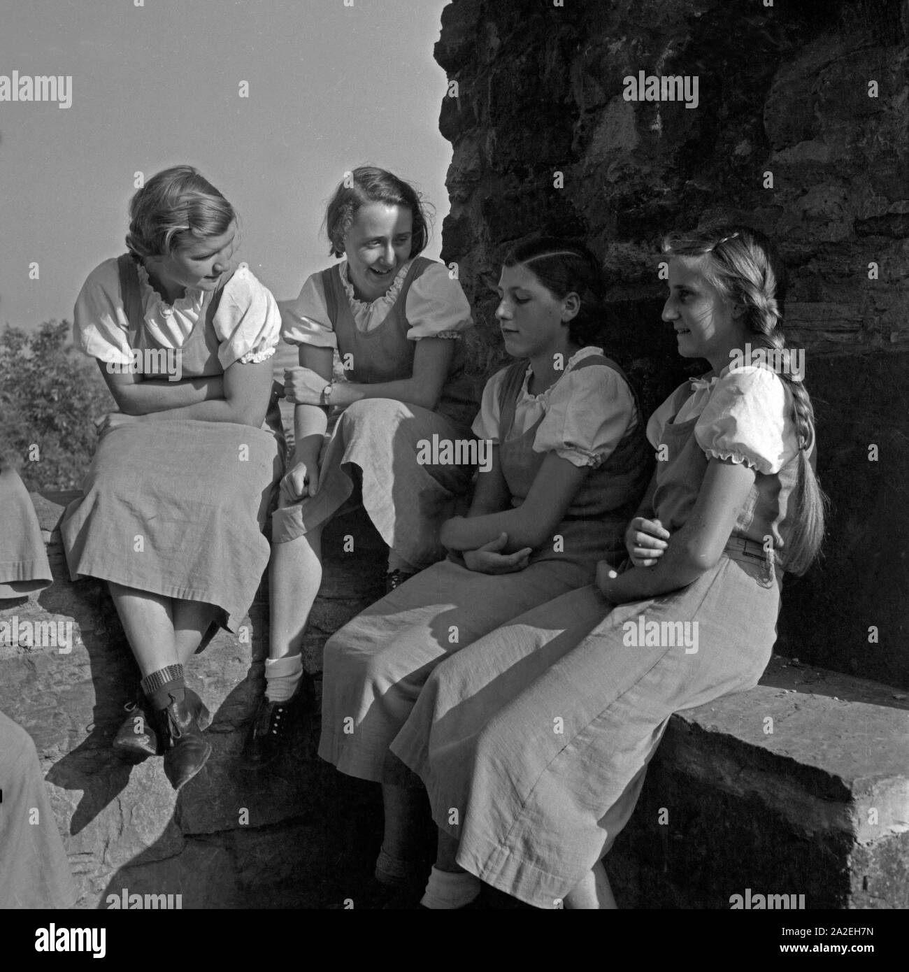 BdM Mädel bei einer Pause im Landjahr Lager Polle an der Weser, Deutschland 1930er Jahre. BdM girls having a break at the camp at Polle, Germany 1930s. Stock Photo