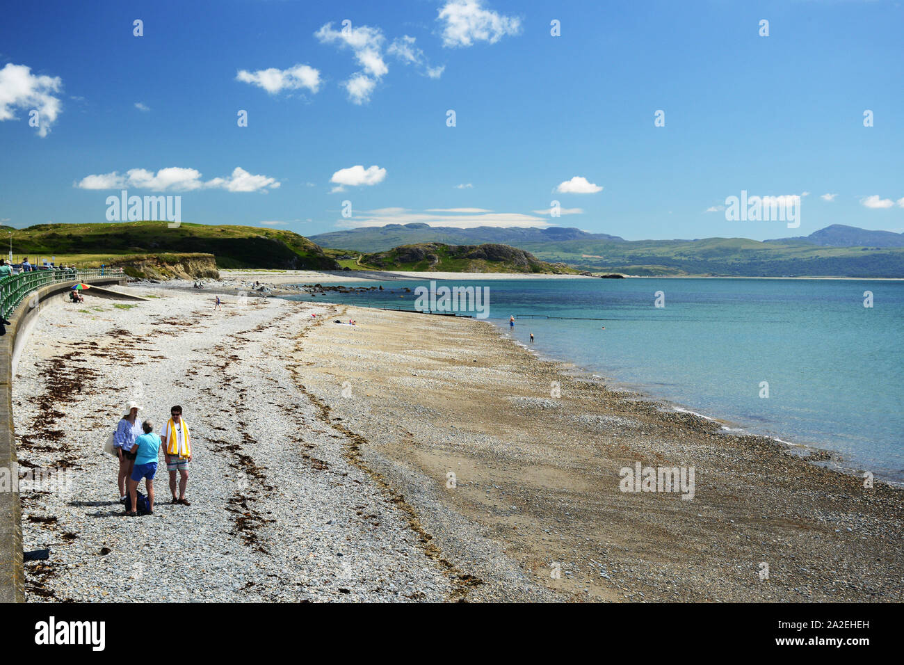 the-pebble-beach-at-criccieth-in-north-wales-looking-towards-black-rock