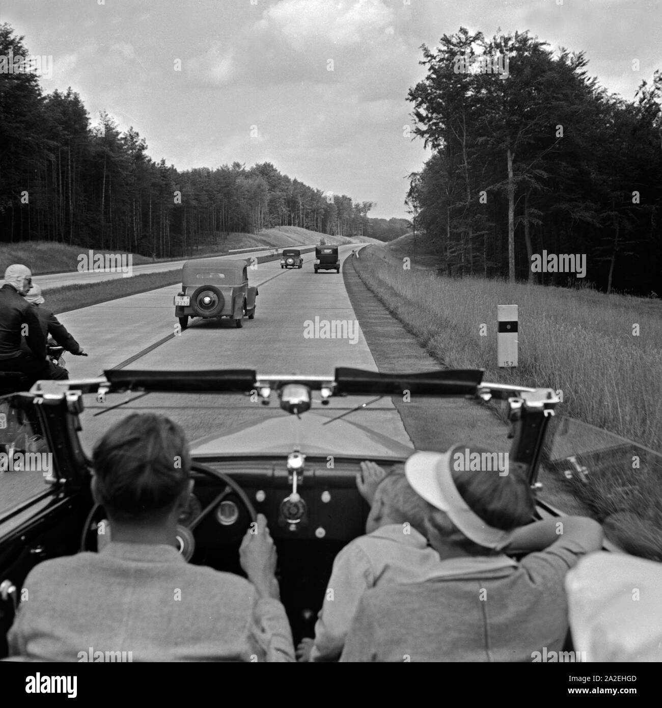 Mit dem Ford V8 Cabrio unterwegs auf der Autobahn Berlin Stettin, Deutschland 1930er Jahre. On the highway between Berlin and Stettin with the Ford V8 convertible, Germany 1930s. Stock Photo