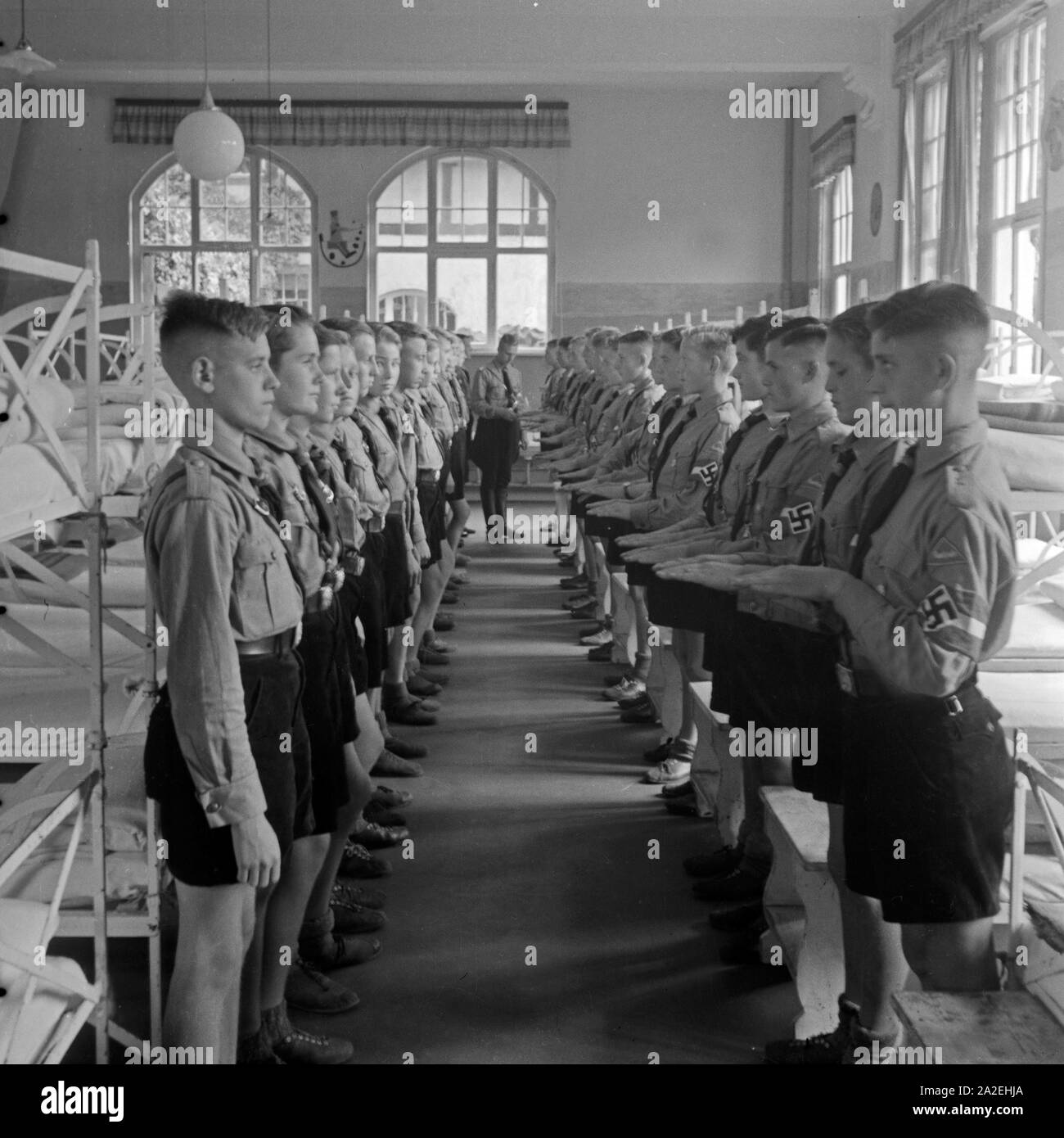 Im Schlafsaal des Jungen Landjahr Lagers in Bevensen wird die Sauberkeit der Hände überprpft, Deutschland 1930er Jahre. Checking if hand are clean at the dormitory of Hitler youth camp at Bevensen, Germany 1930s. Stock Photo