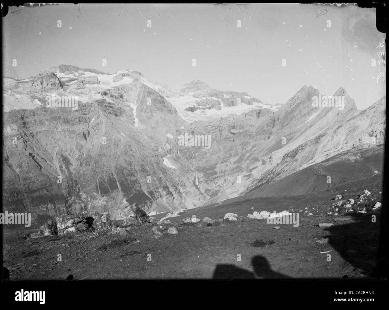 El Mont Perdut amb clapes de neu i alguns salts d'aigua. Stock Photo