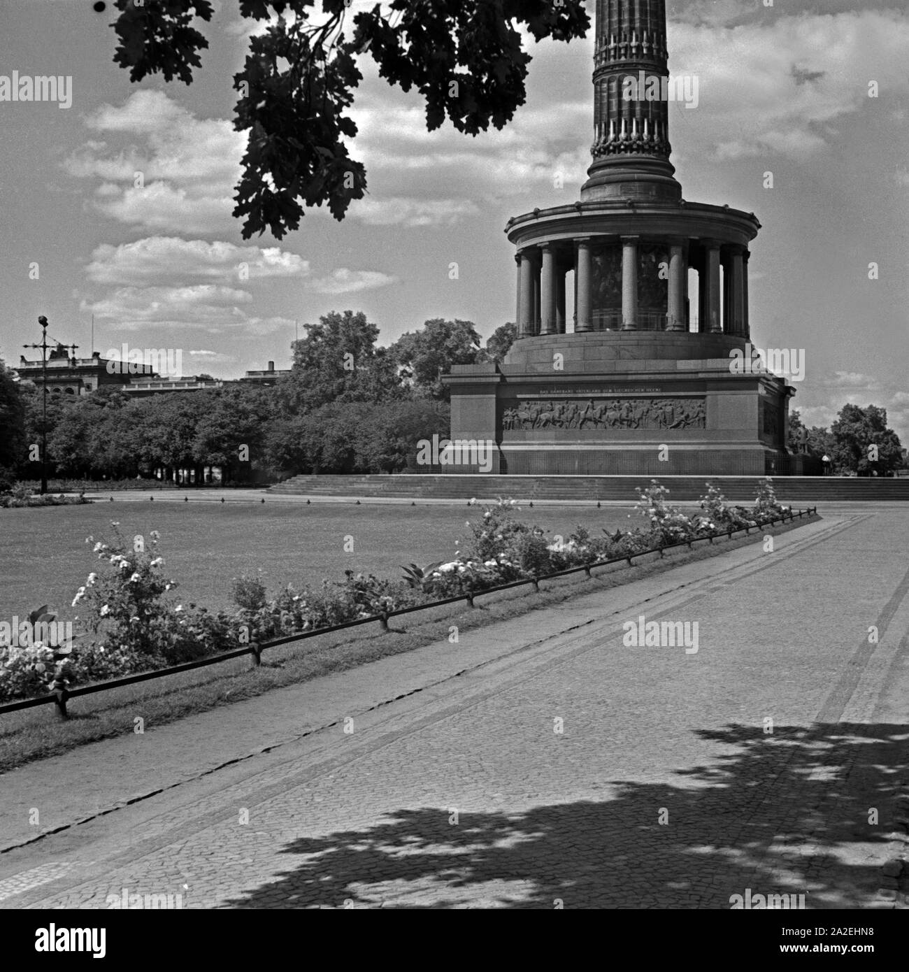 Am Fuße der Siegessäule in Berlin, Deutschland 1930er Jahre. On the bottom of Berlin Victory Column, Germany 1930s. Stock Photo