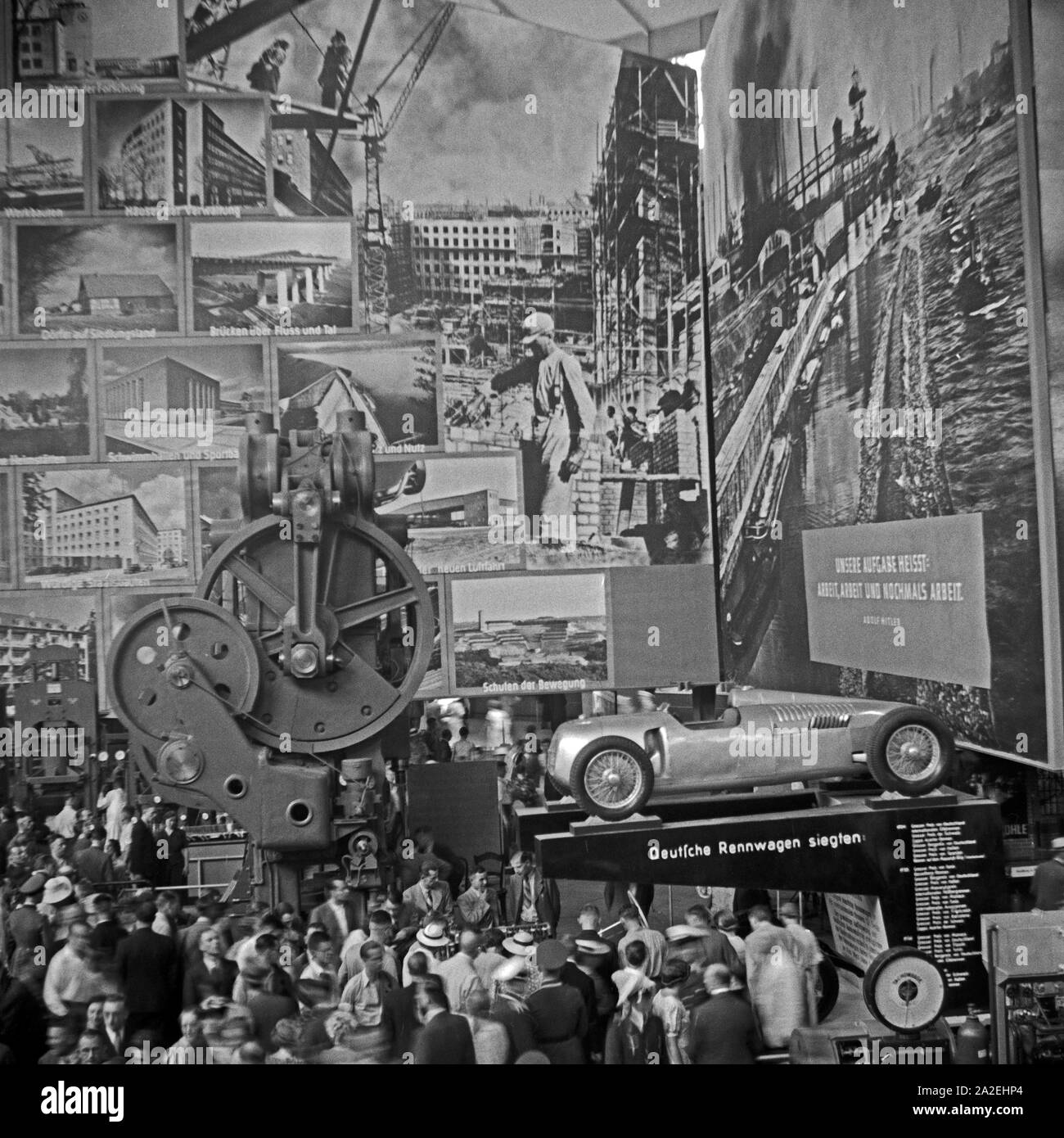 Ausstellung mit Leistungen und Plänen der nationalsozialistischen Regierung in Berlin, Deutschland, 1930er Jahre. Exhibition with efforts and plans of the national socialist government in Berlin, Germany 1930s. Stock Photo