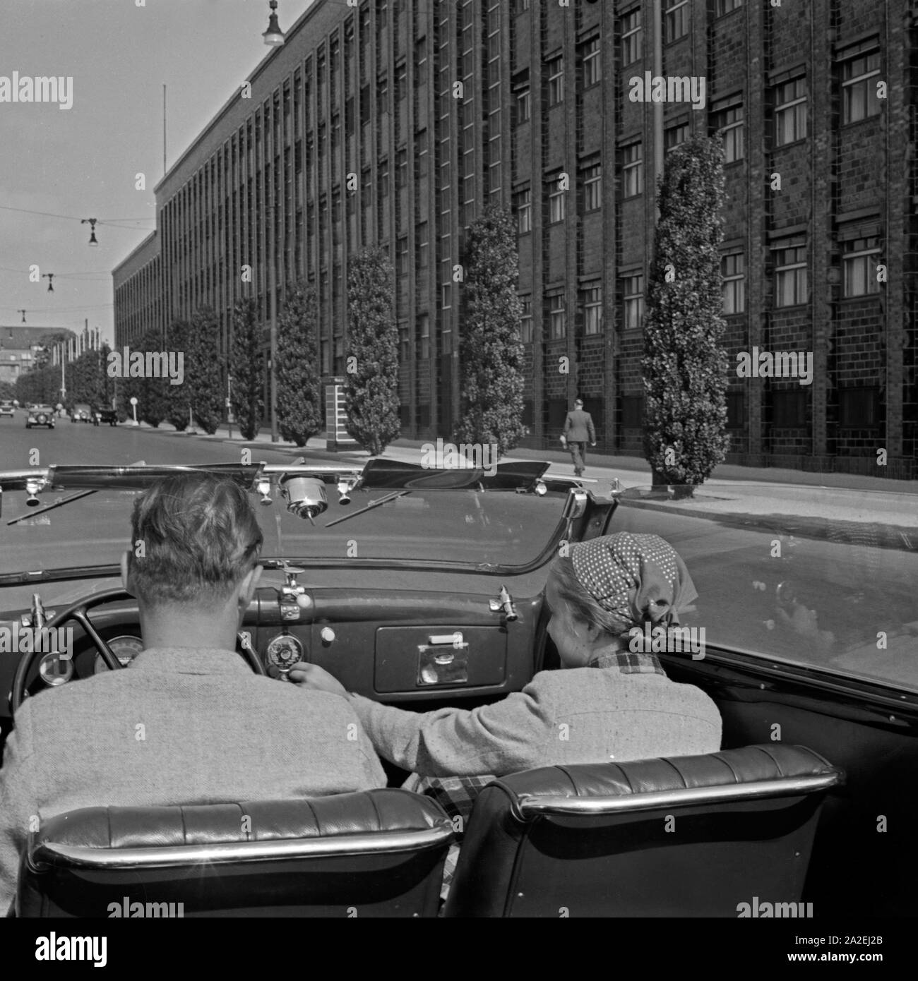 Das Telefunken Auto Super Autoradio im Armaturenbrett eines Cabrios in Berlin, Deutschland 1930er Jahre. The Telefunken Auto Super car radio at a car dashboard, in Berlin, Germany 1930s. Stock Photo