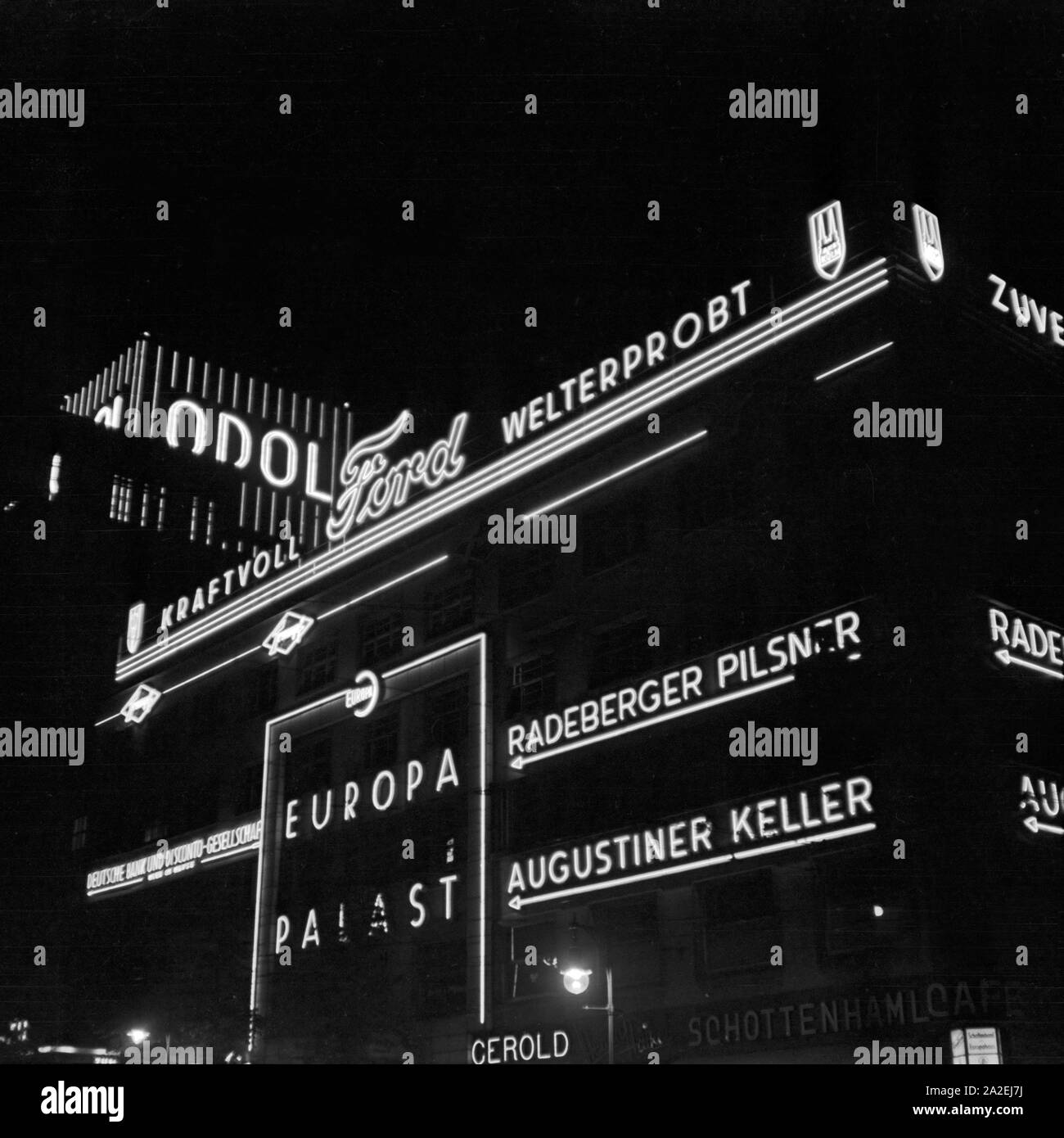 Berlin bei Nacht ist voll von Leuchtreklamen, Deutschland 1930er Jahre. Berlin by night is full of neon light advertising, Germany 1930s. Stock Photo