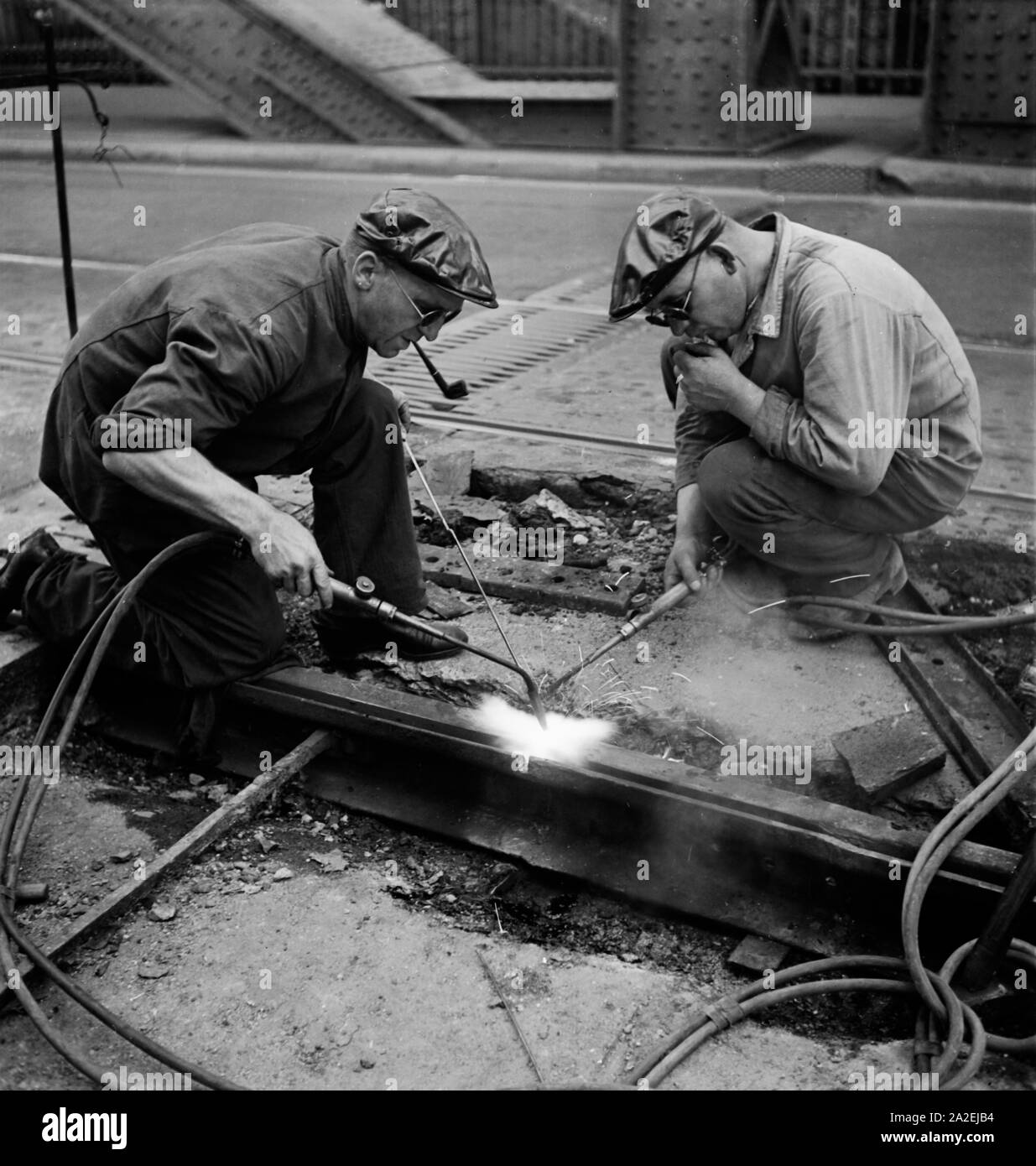 Arbeiter der Kölner Verkehrs Betriebe beim Ausbessern von Straßenbahnschienen, 1930er Jahre Stock Photo